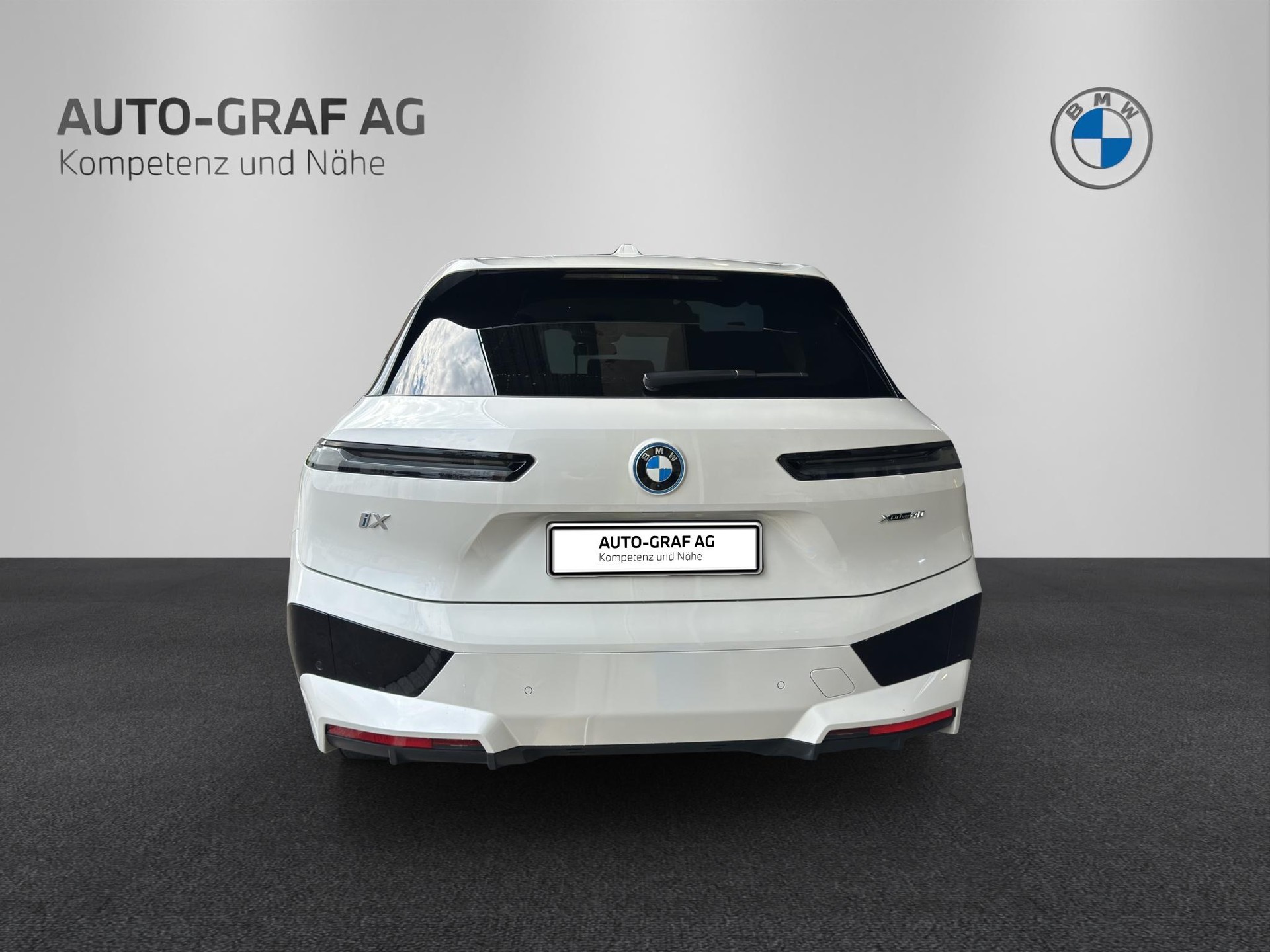 BMW iX xDrive40-showroom-element-3
