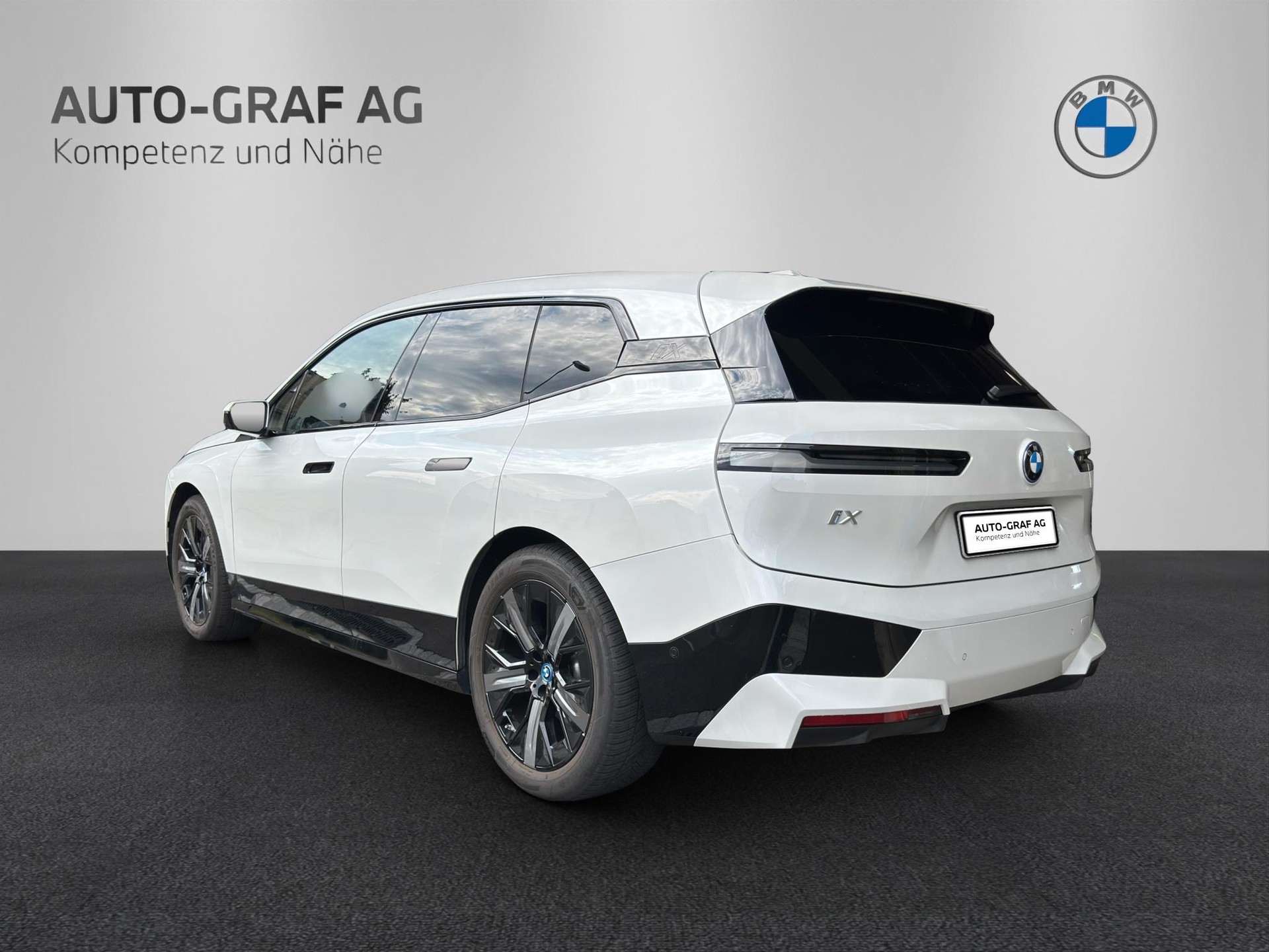 BMW iX xDrive40-showroom-element-2