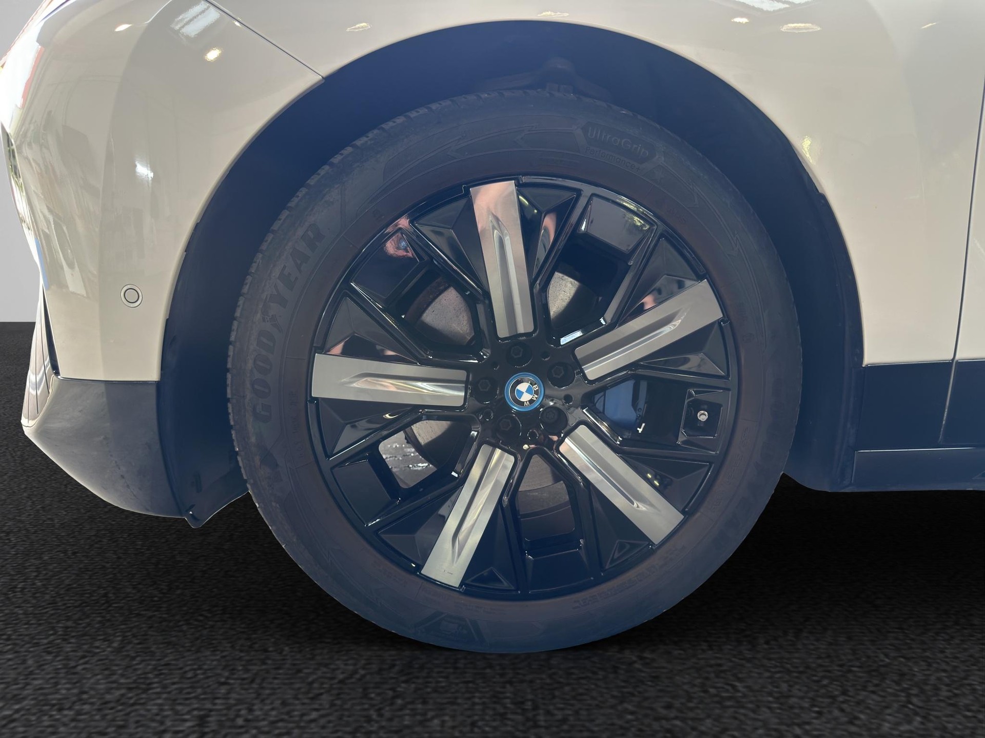 BMW iX xDrive40-image-9