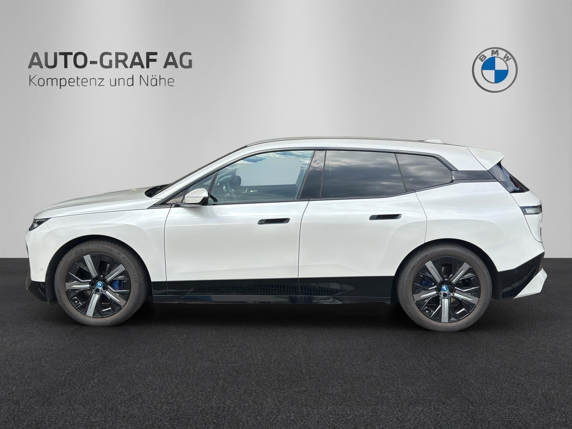 BMW iX xDrive40-showroom-element-1