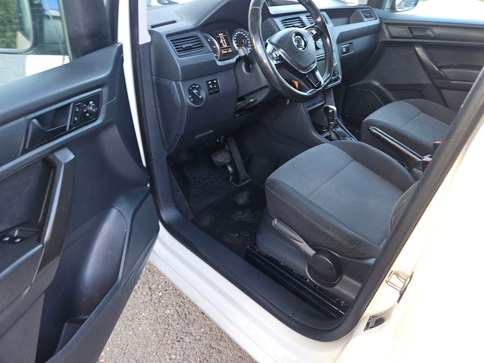 VW Caddy Maxi 2.0TDI 4Motion BlueMotion Technology DSG-image-12