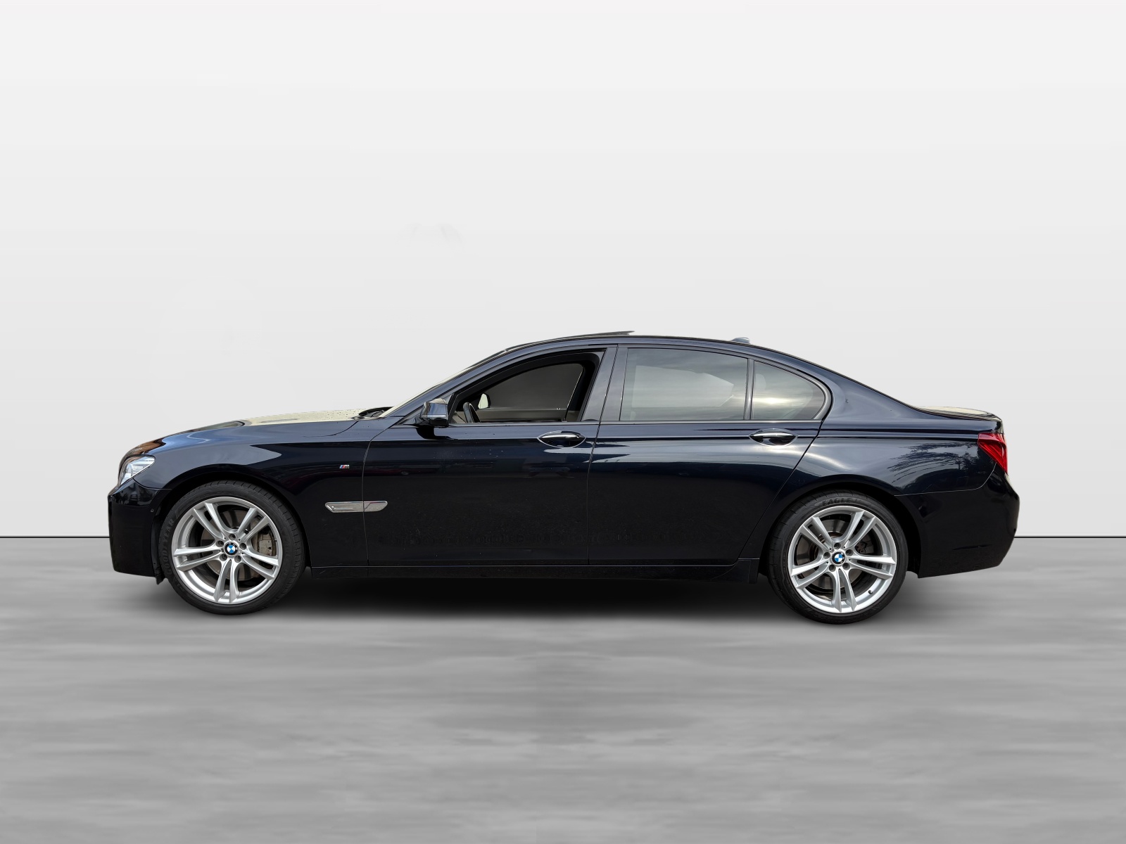 BMW 750i xDrive M-Paket Facelift-showroom-element-2