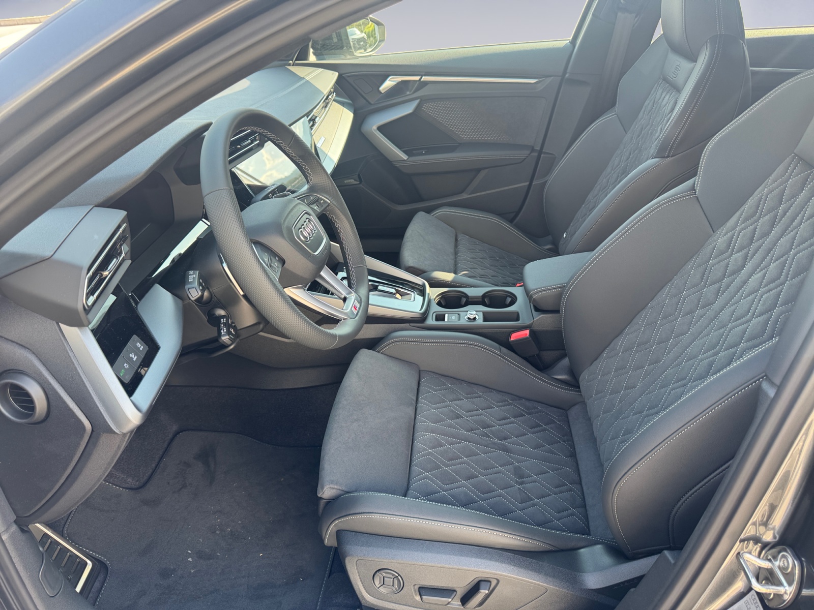 AUDI S3 Sportback TFSI quattro S-tronic-image-8
