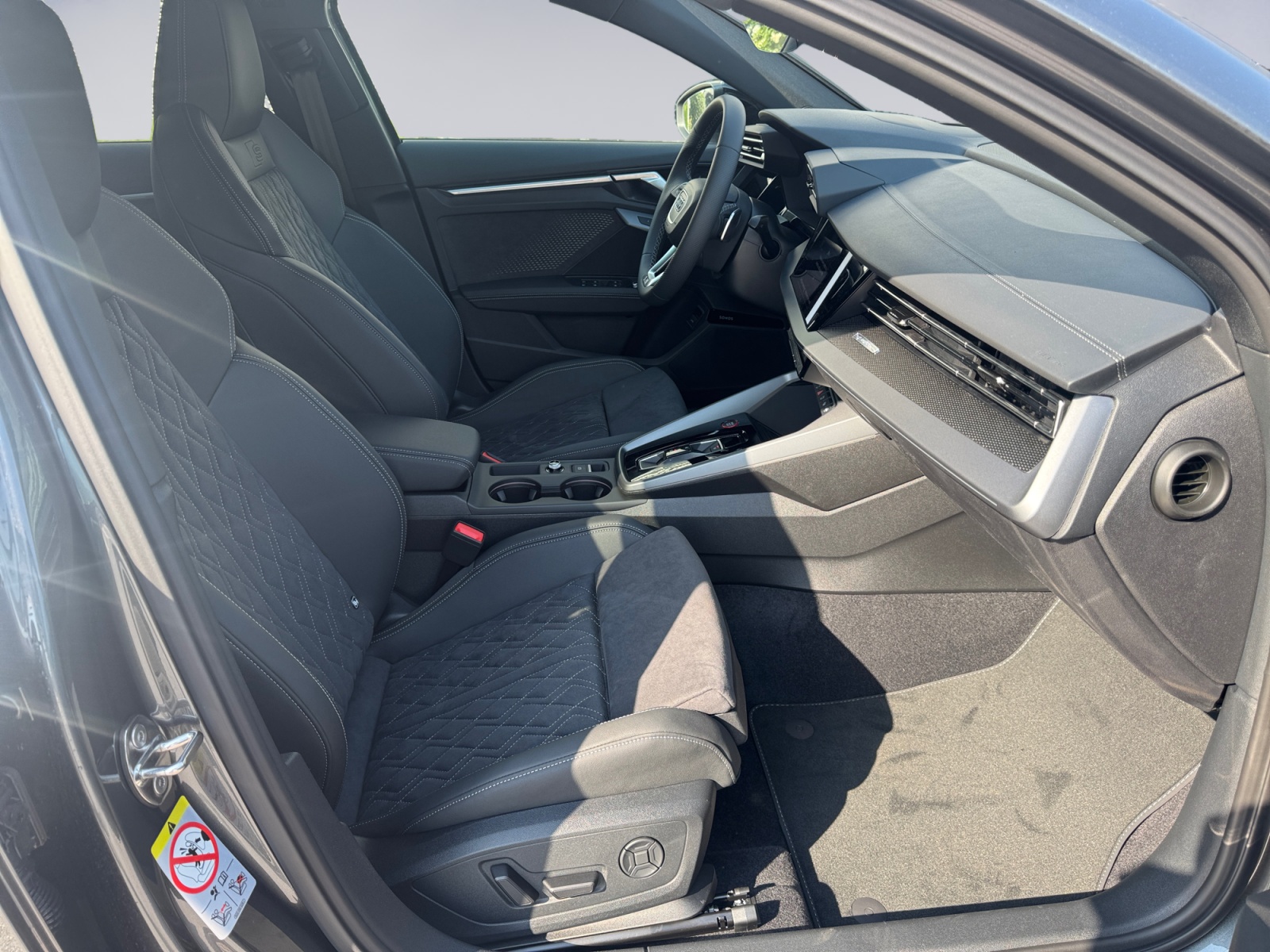 AUDI S3 Sportback TFSI quattro S-tronic-image-14