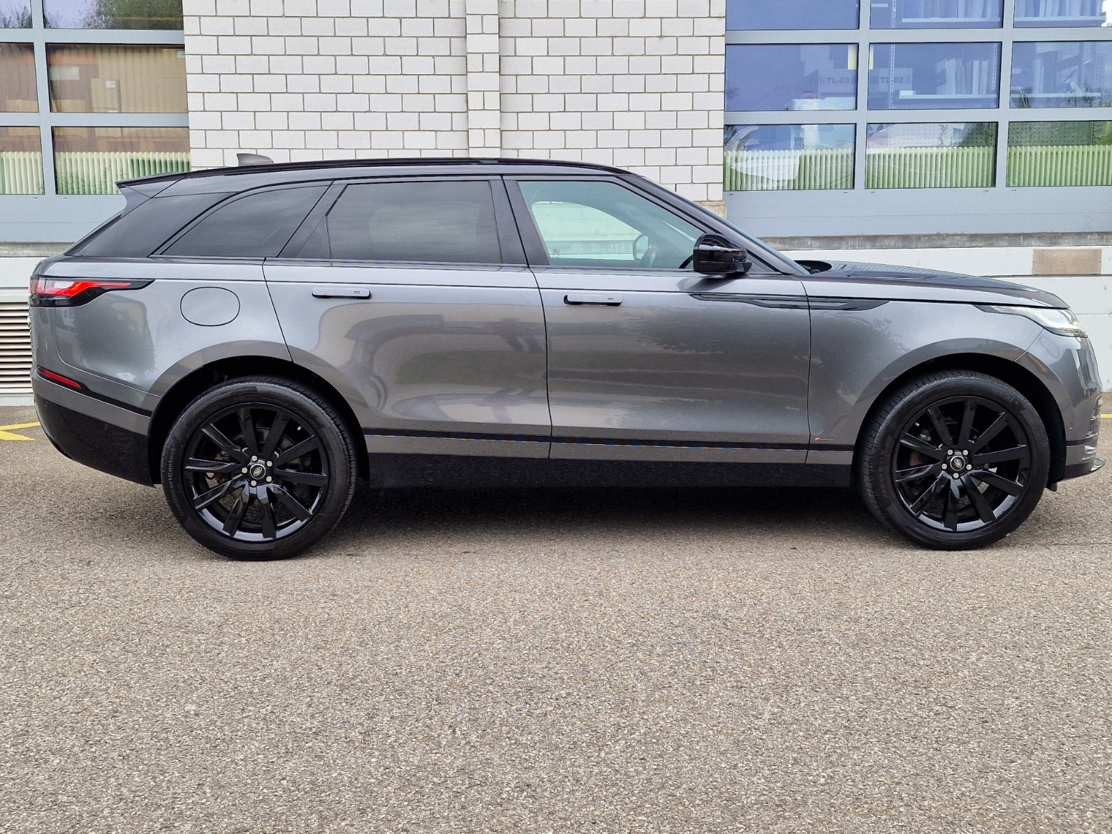 LAND ROVER Range Rover Velar R-Dynamic D 240 SE Automatic-image-3