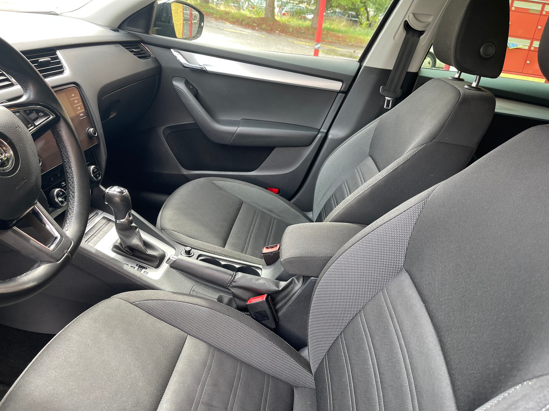 SKODA Octavia Combi 1.6 TDI Active DSG-image-13