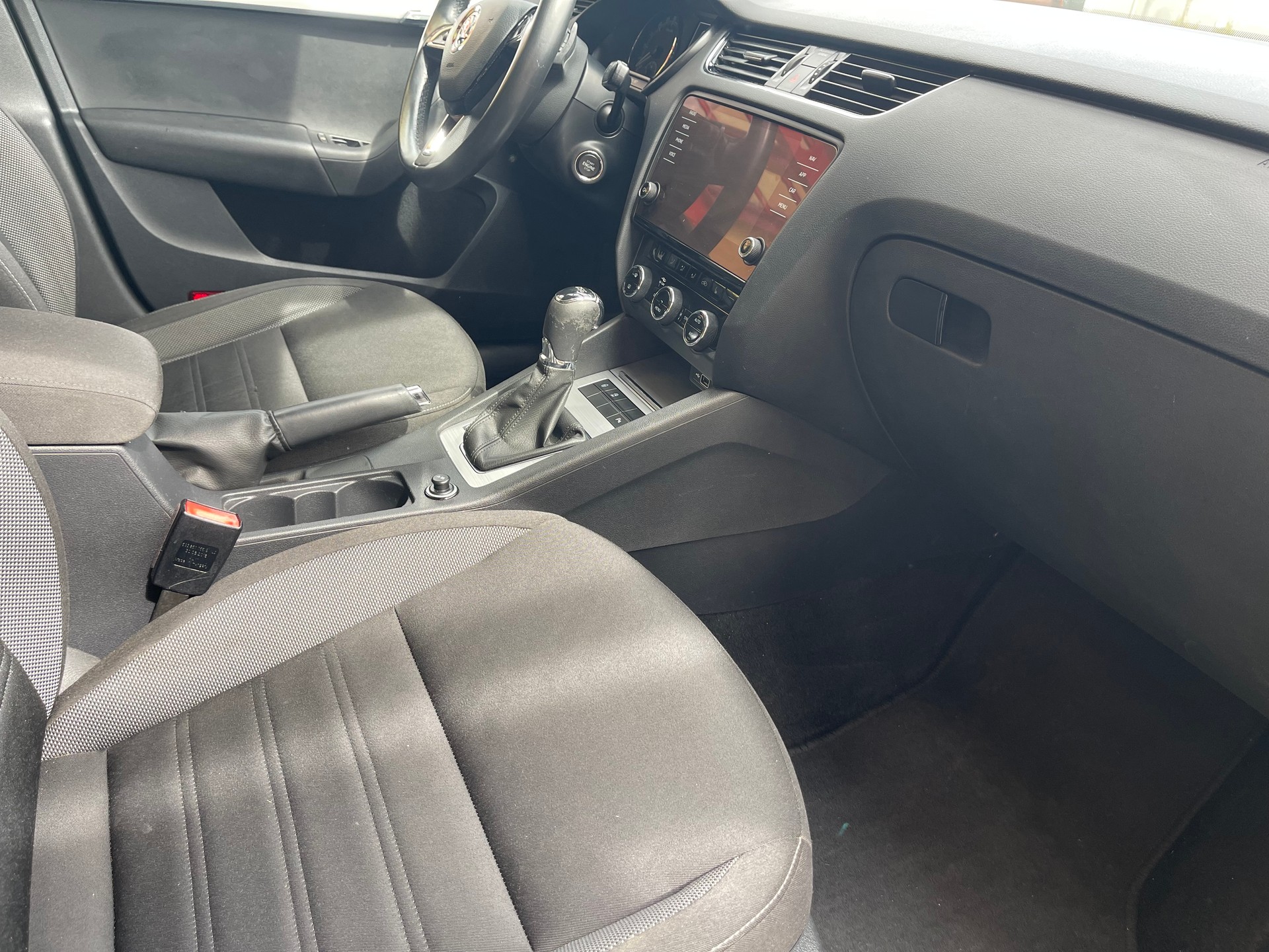 SKODA Octavia Combi 1.6 TDI Active DSG-image-12