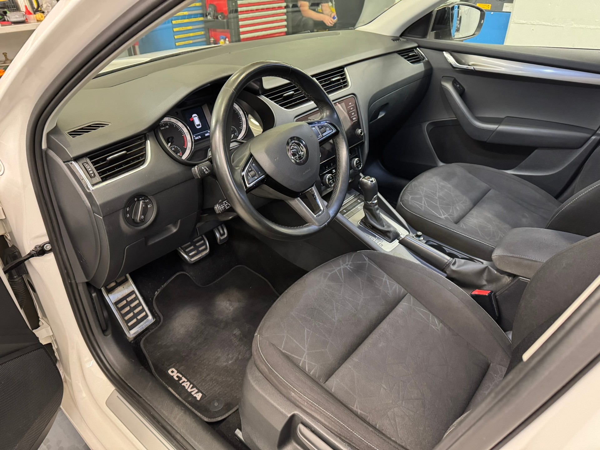 SKODA Octavia Combi 2.0 TDI Clever 4x4 DSG-image-9