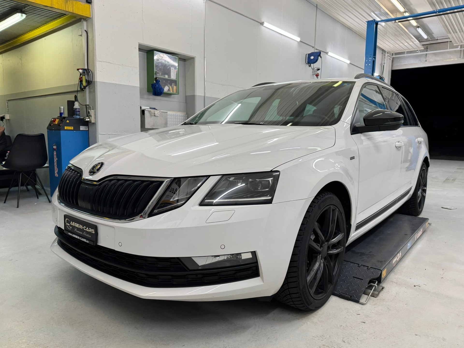 SKODA Octavia Combi 2.0 TDI Clever 4x4 DSG-image-0