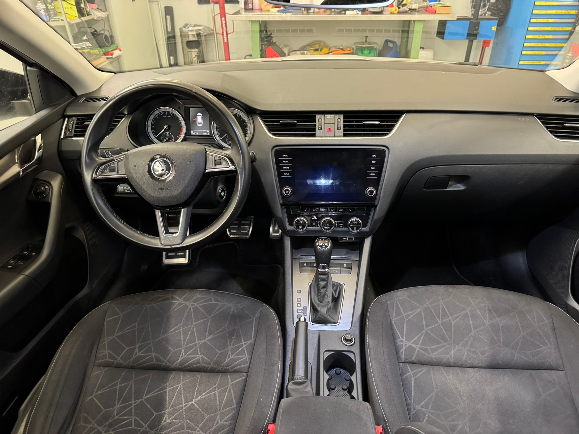 SKODA Octavia Combi 2.0 TDI Clever 4x4 DSG-image-8