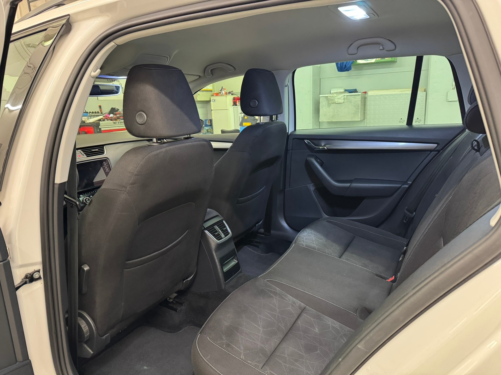 SKODA Octavia Combi 2.0 TDI Clever 4x4 DSG-image-12