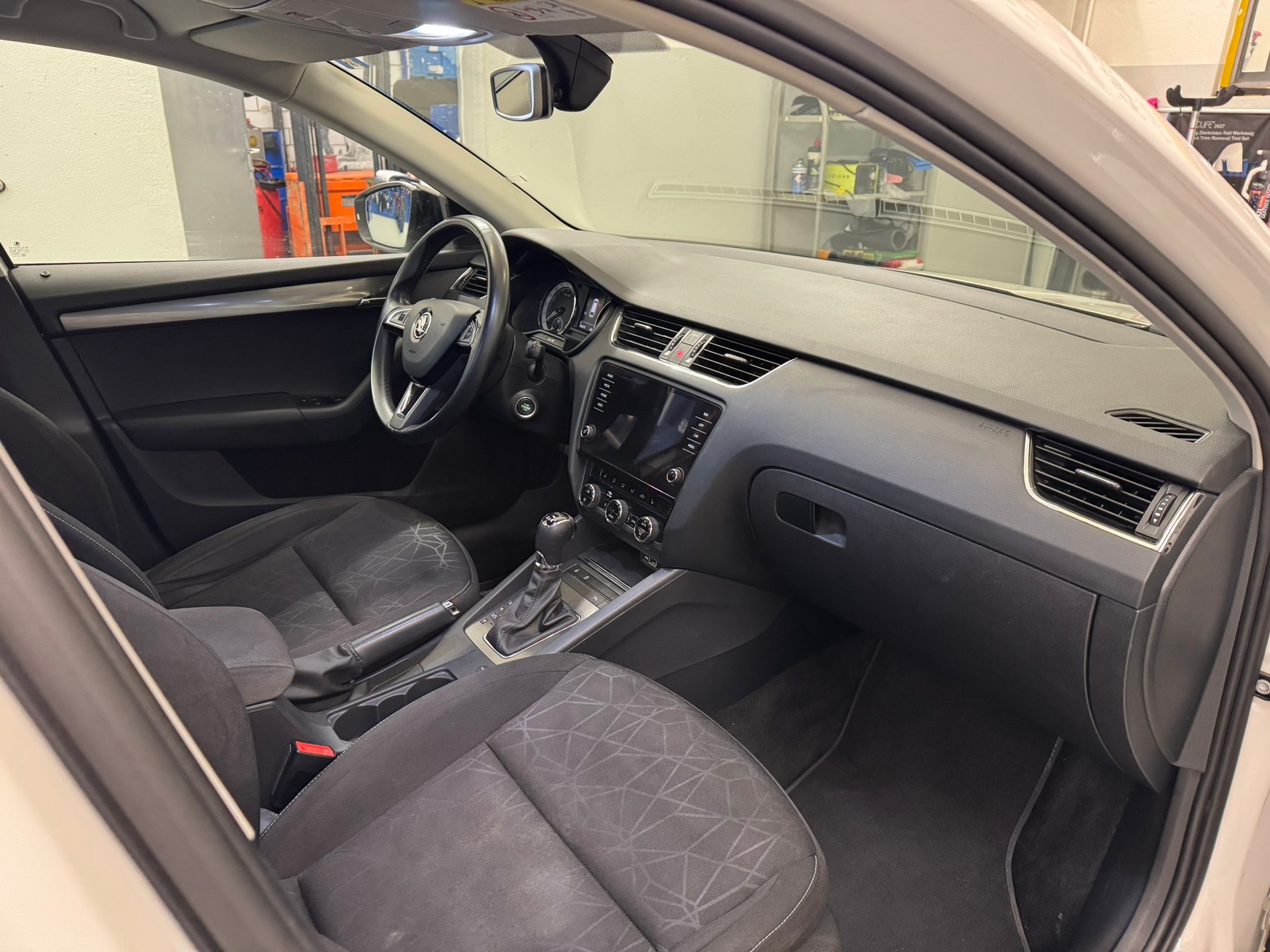 SKODA Octavia Combi 2.0 TDI Clever 4x4 DSG-image-10