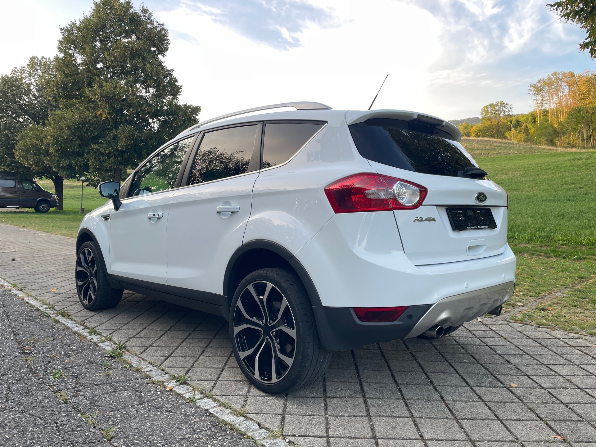 FORD Kuga 2.5 Turbo Carving 4WD Automatic-image-2