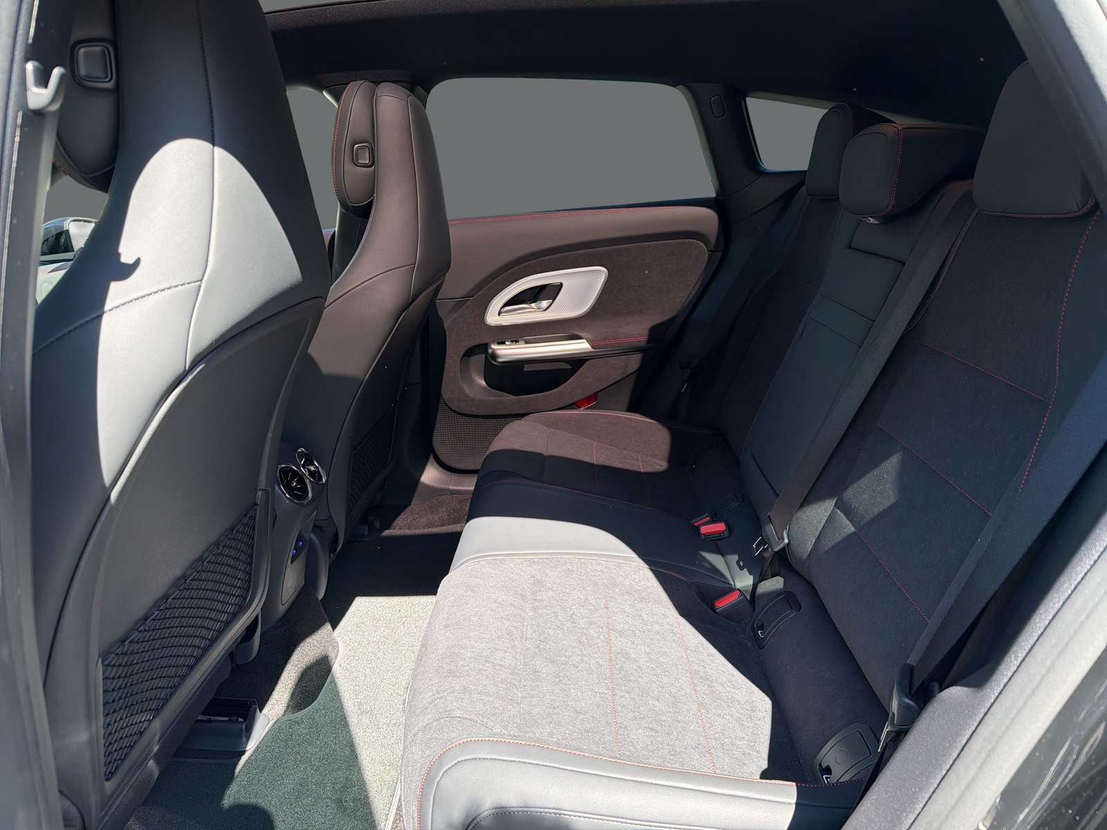MERCEDES-BENZ CLA Shooting Brake 350 4Matic 85 kWh EQ-image-13