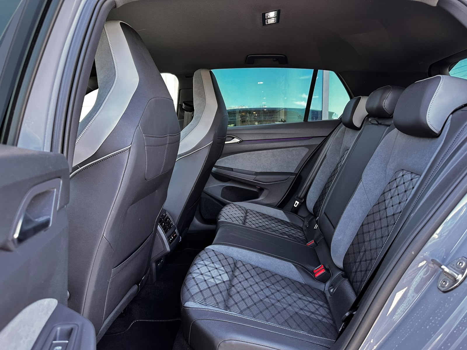 VW Golf 1.5 eTSI mHEV ACT R-Line DSG-image-7