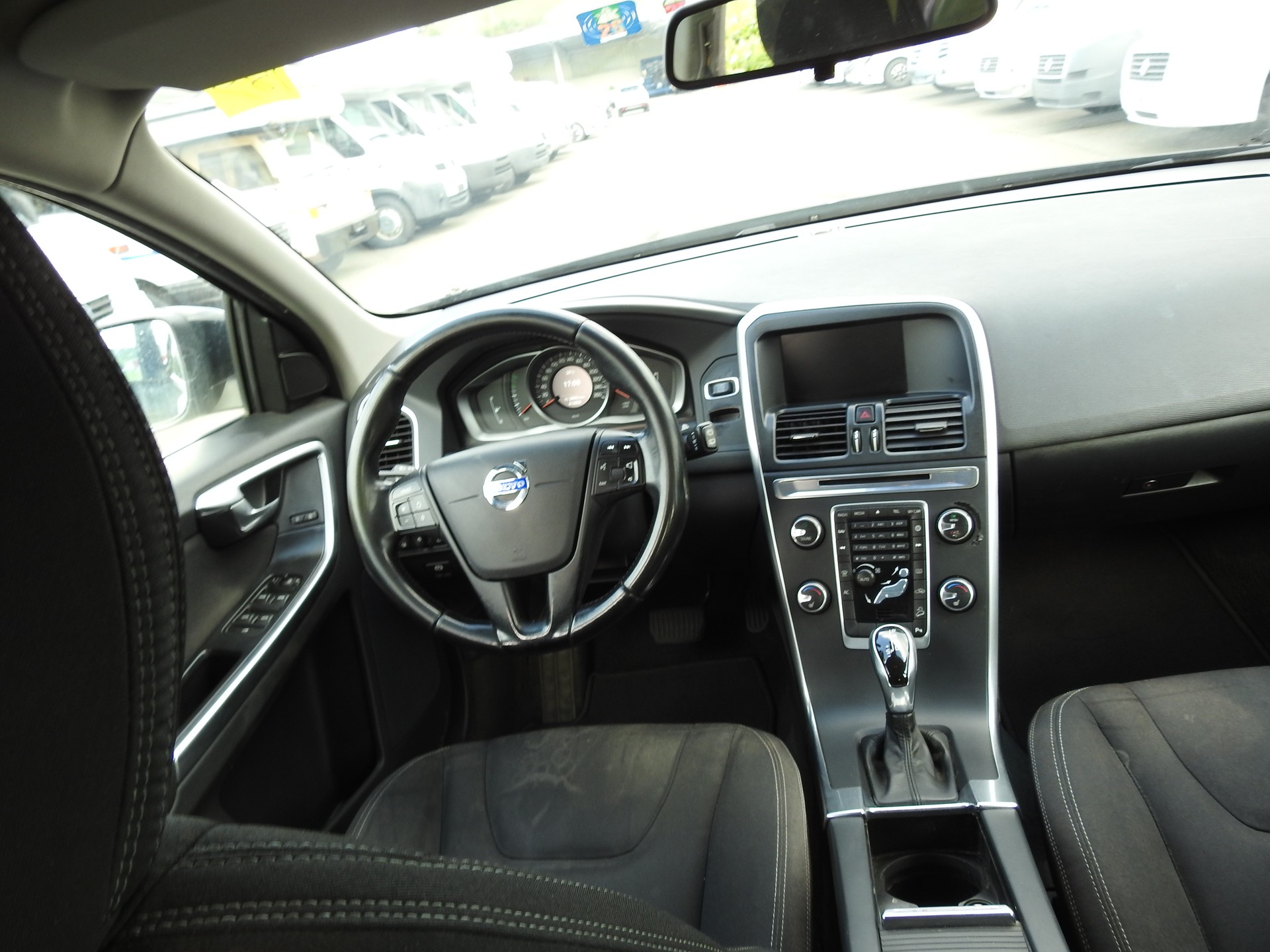 VOLVO XC60 D4 AWD Momentum Geartronic-image-18