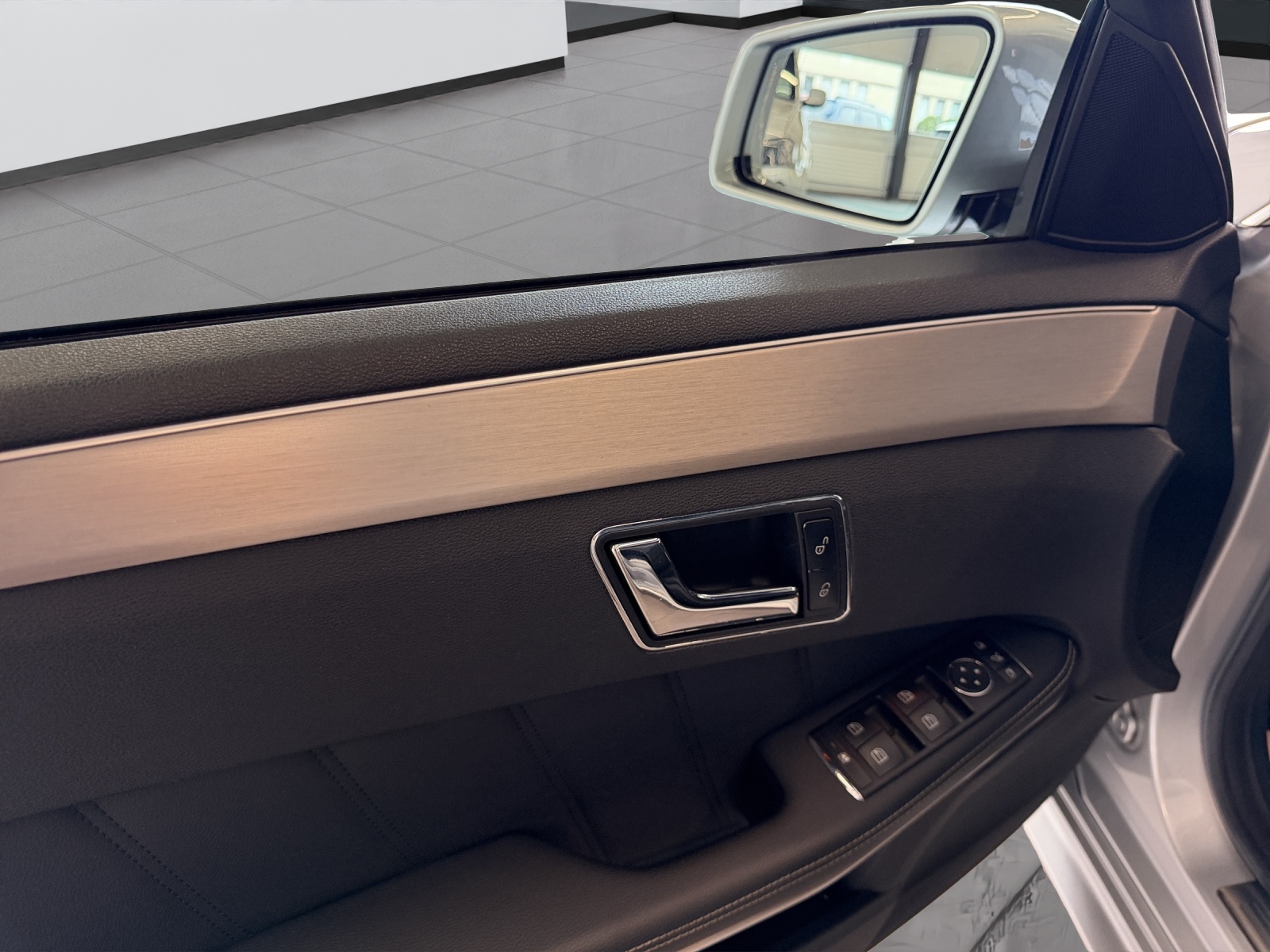 MERCEDES-BENZ E 350 CGI BlueEfficiency Avantgarde 7G-Tronic-image-17