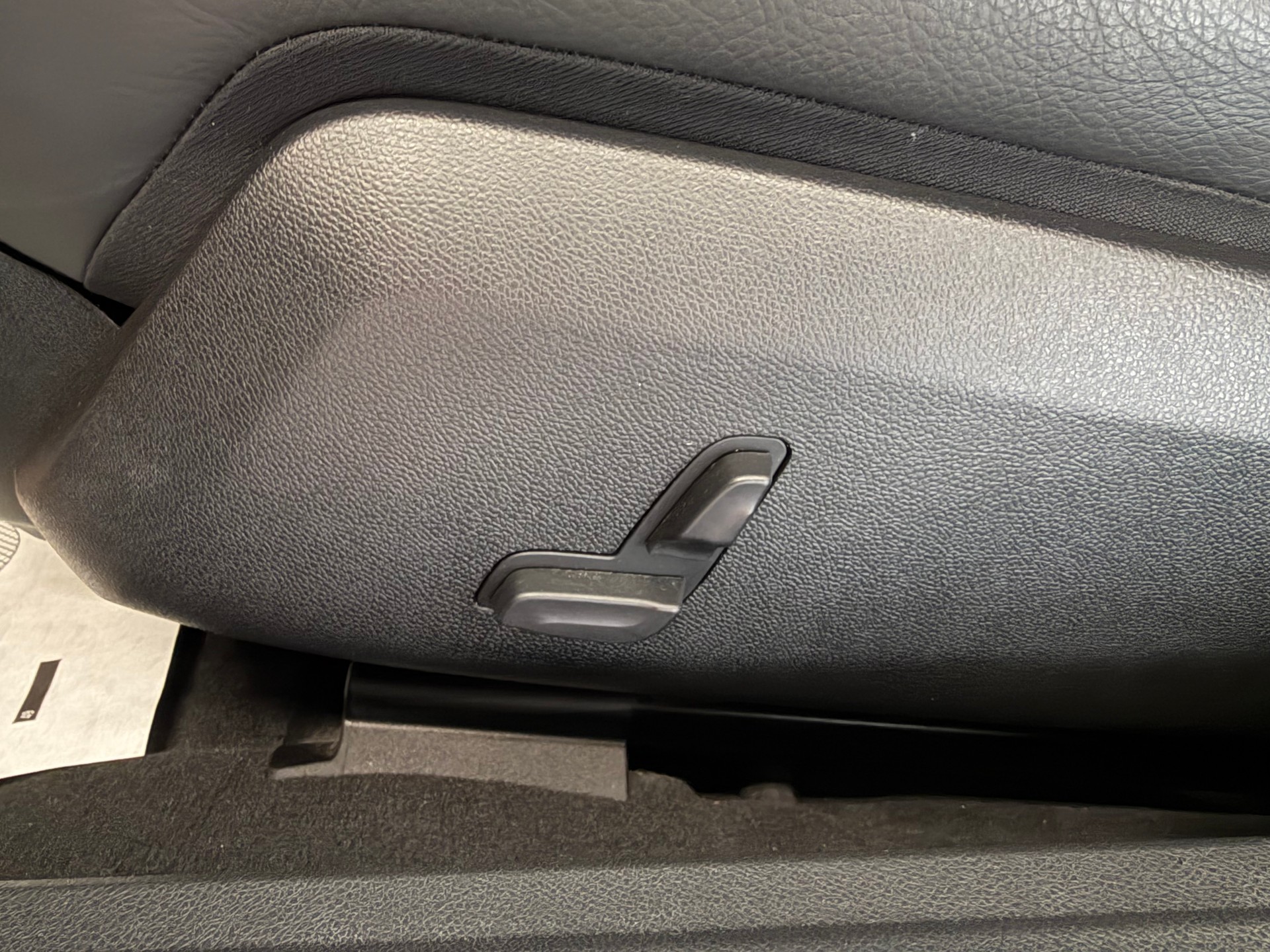 MERCEDES-BENZ E 350 CGI BlueEfficiency Avantgarde 7G-Tronic-image-28