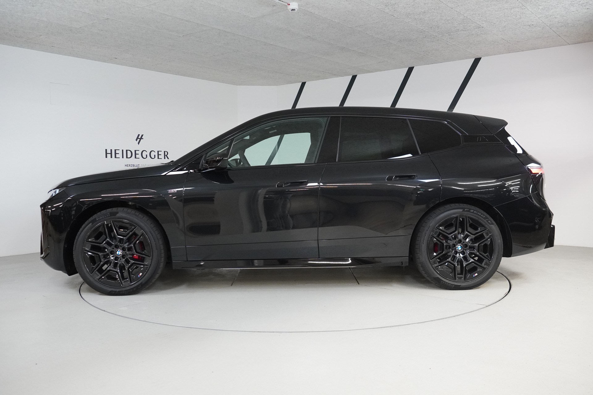 BMW iX M70 xDrive-image-3