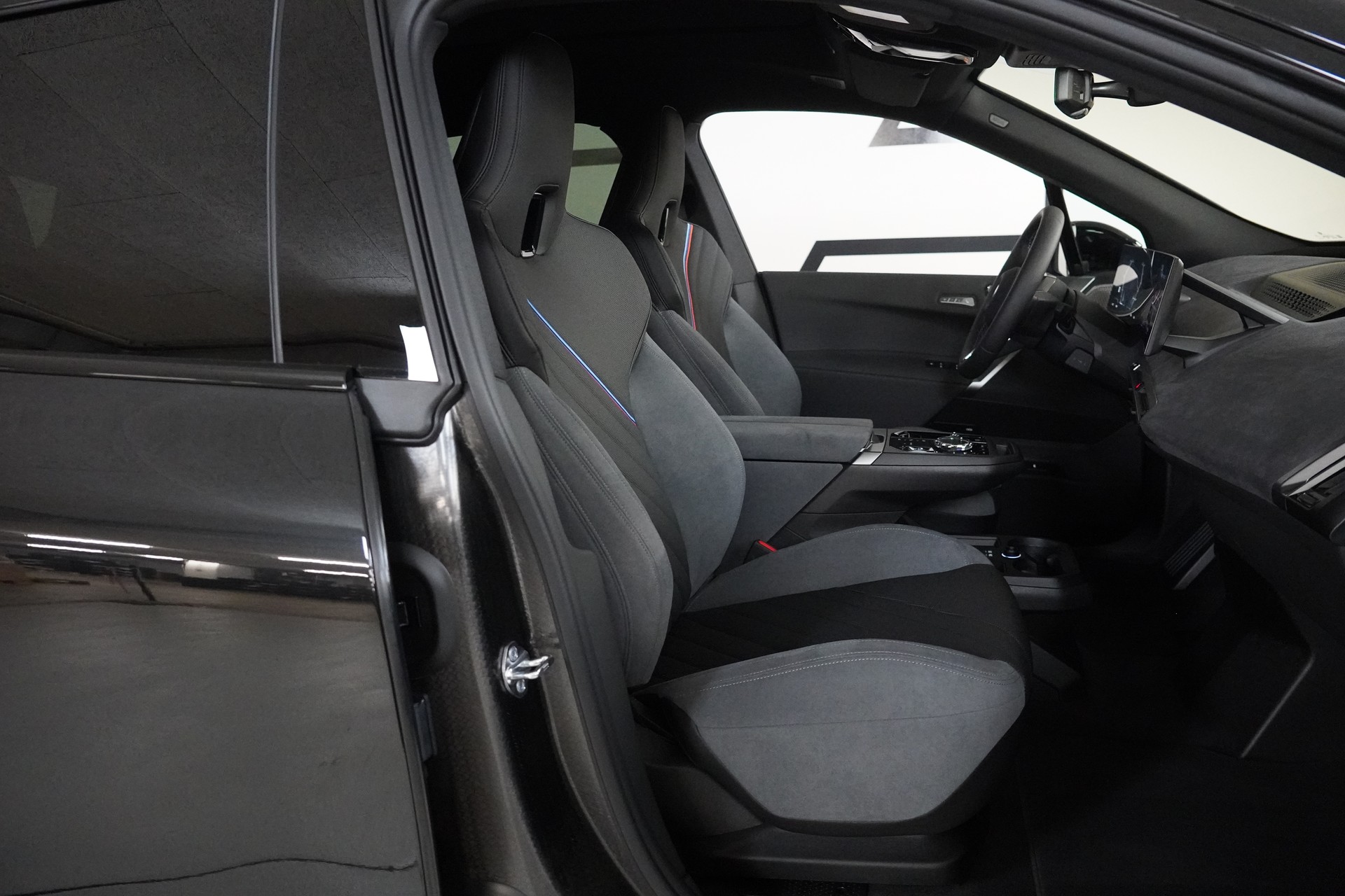 BMW iX M70 xDrive-image-14