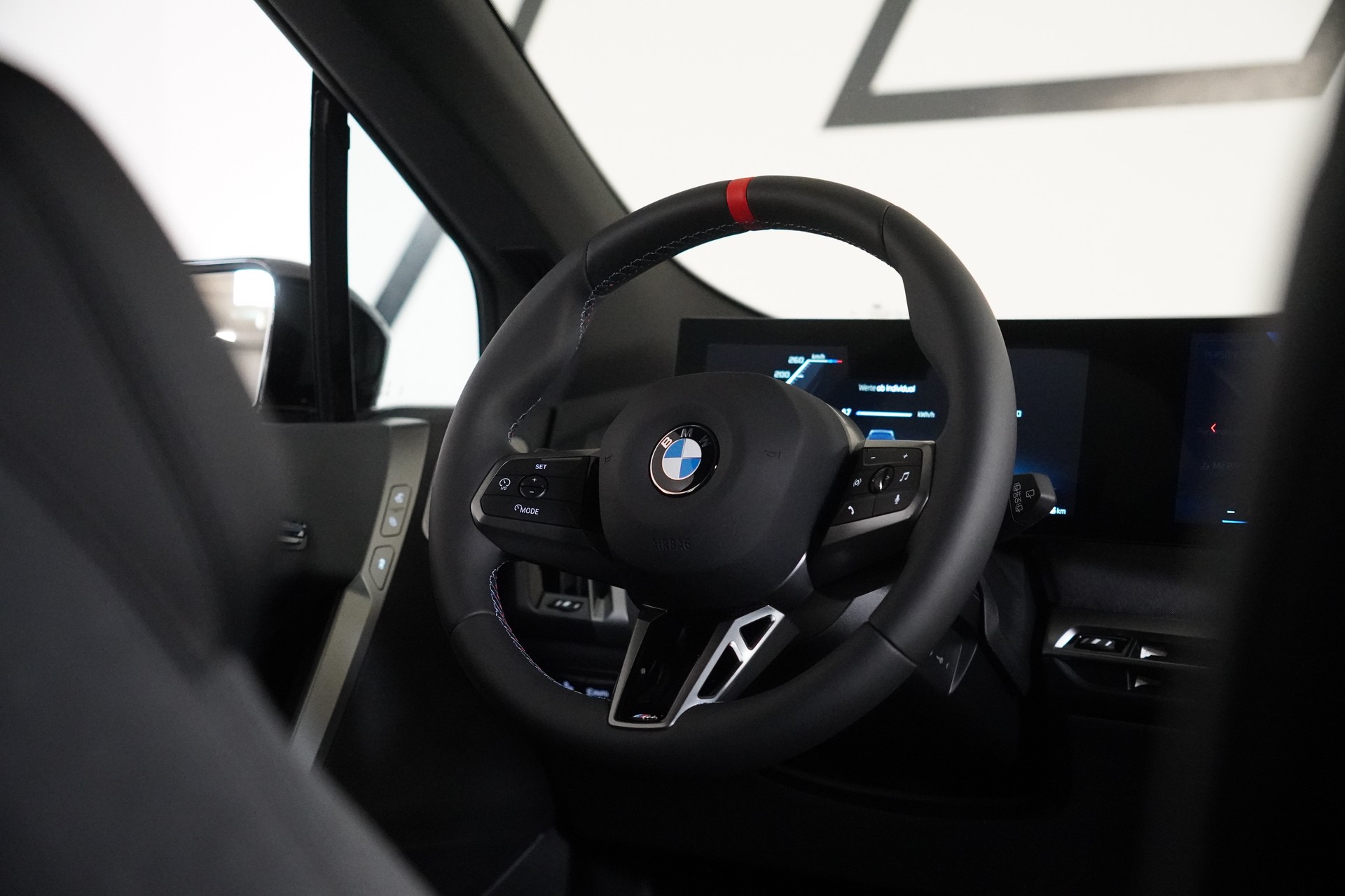BMW iX M70 xDrive-image-22