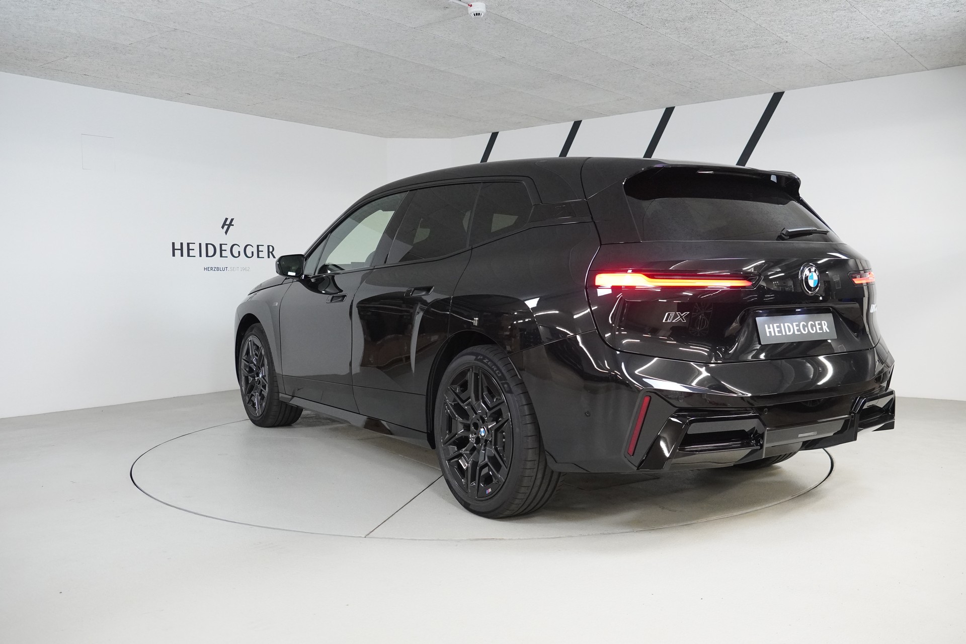 BMW iX M70 xDrive-image-4