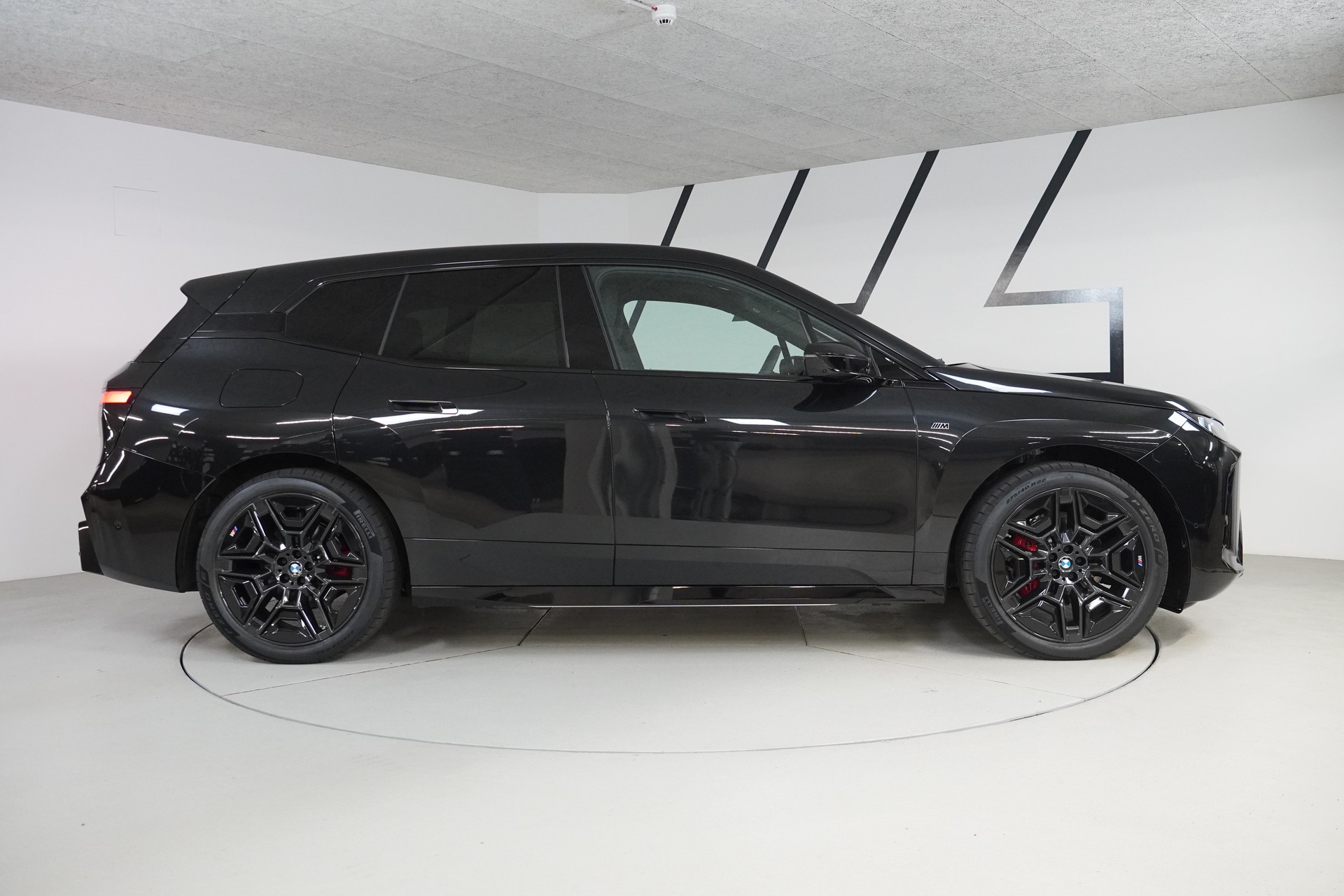 BMW iX M70 xDrive-image-7