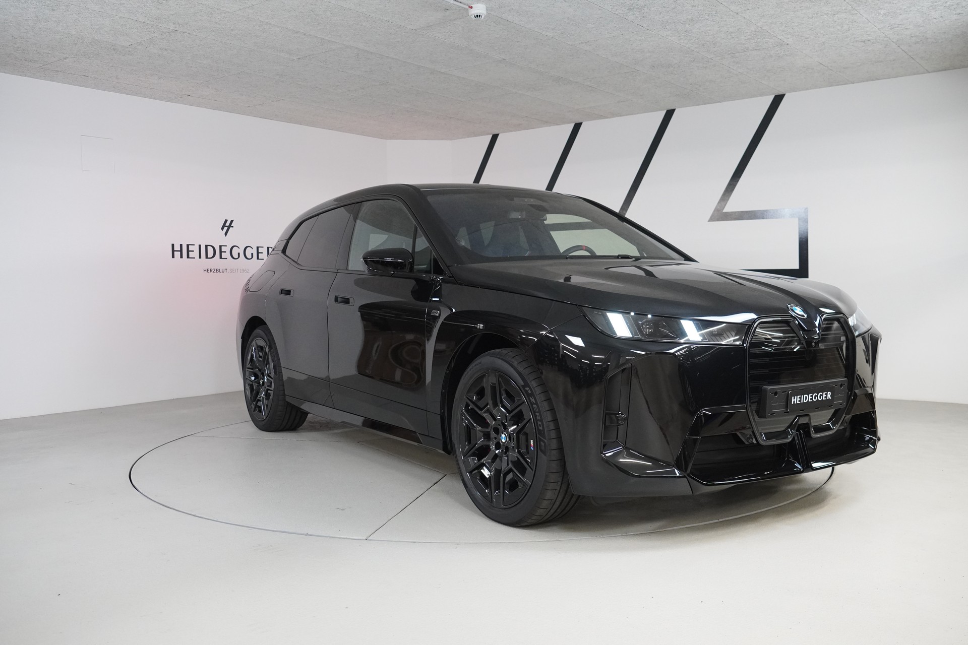 BMW iX M70 xDrive-image-2