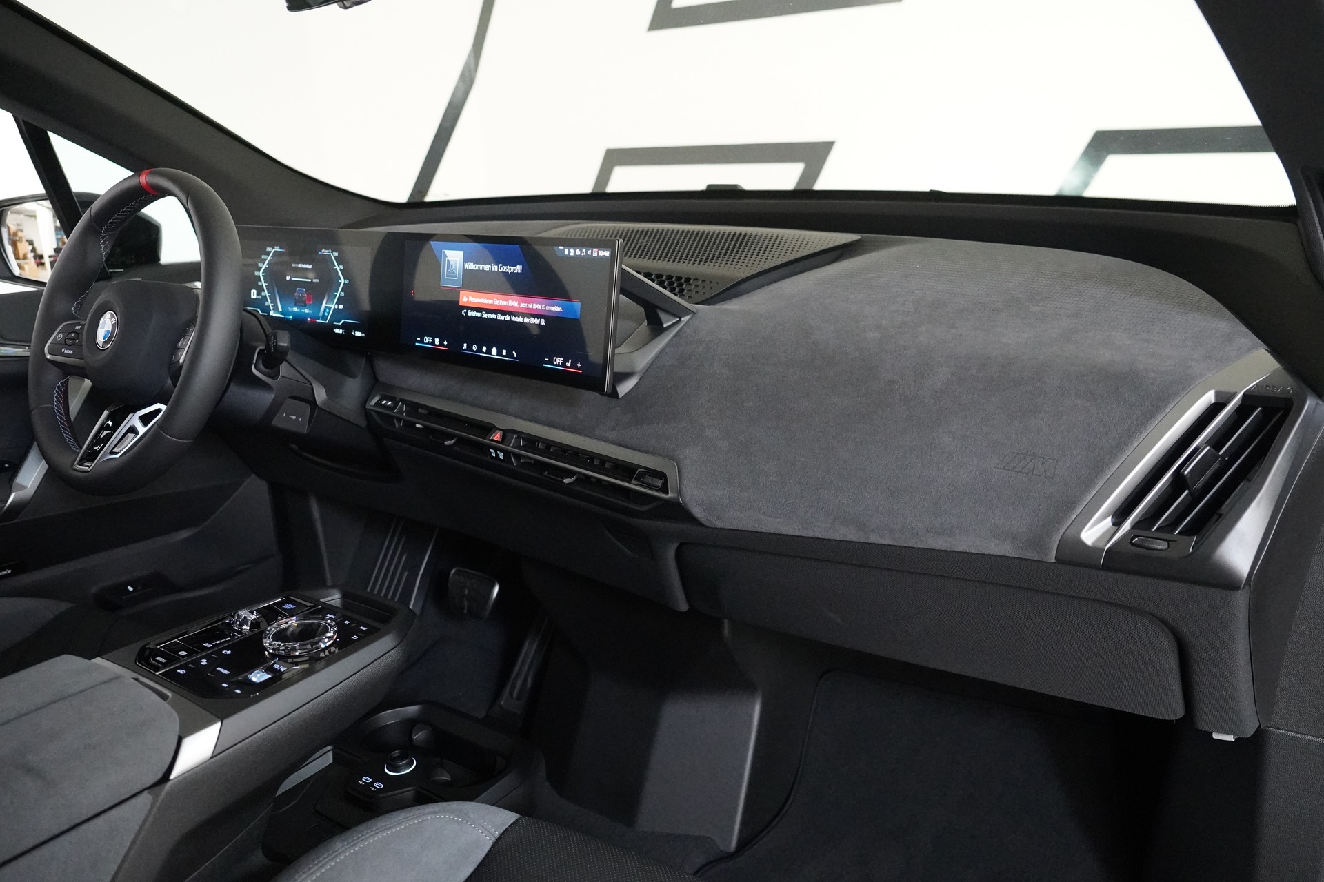 BMW iX M70 xDrive-image-16
