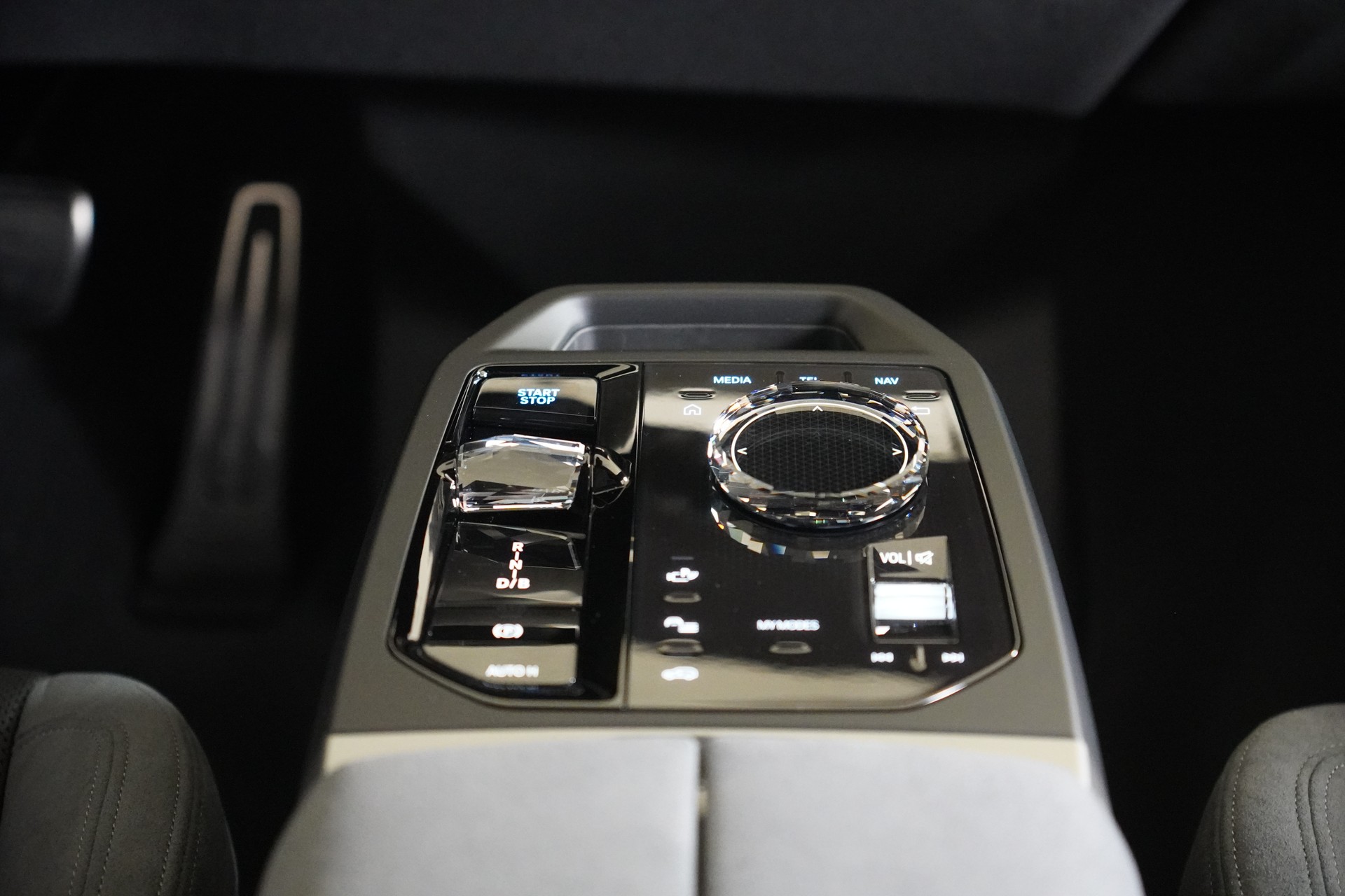 BMW iX M70 xDrive-image-19