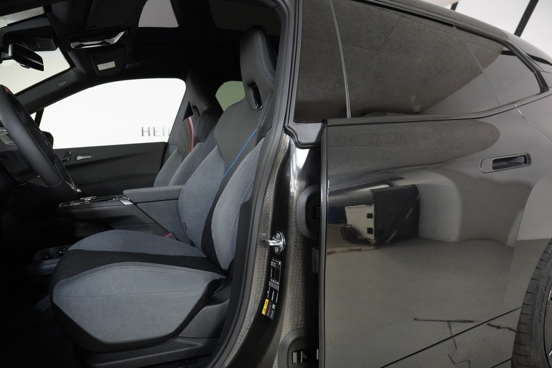 BMW iX M70 xDrive-image-10