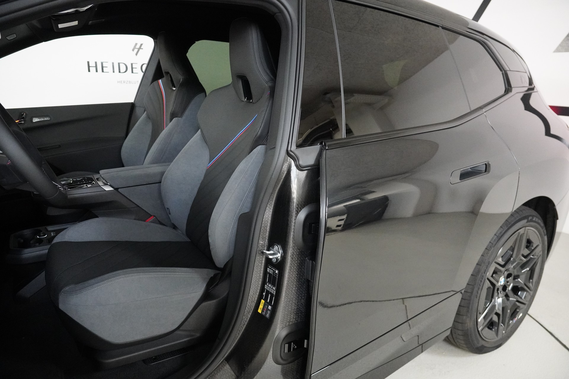 BMW iX M70 xDrive-image-11