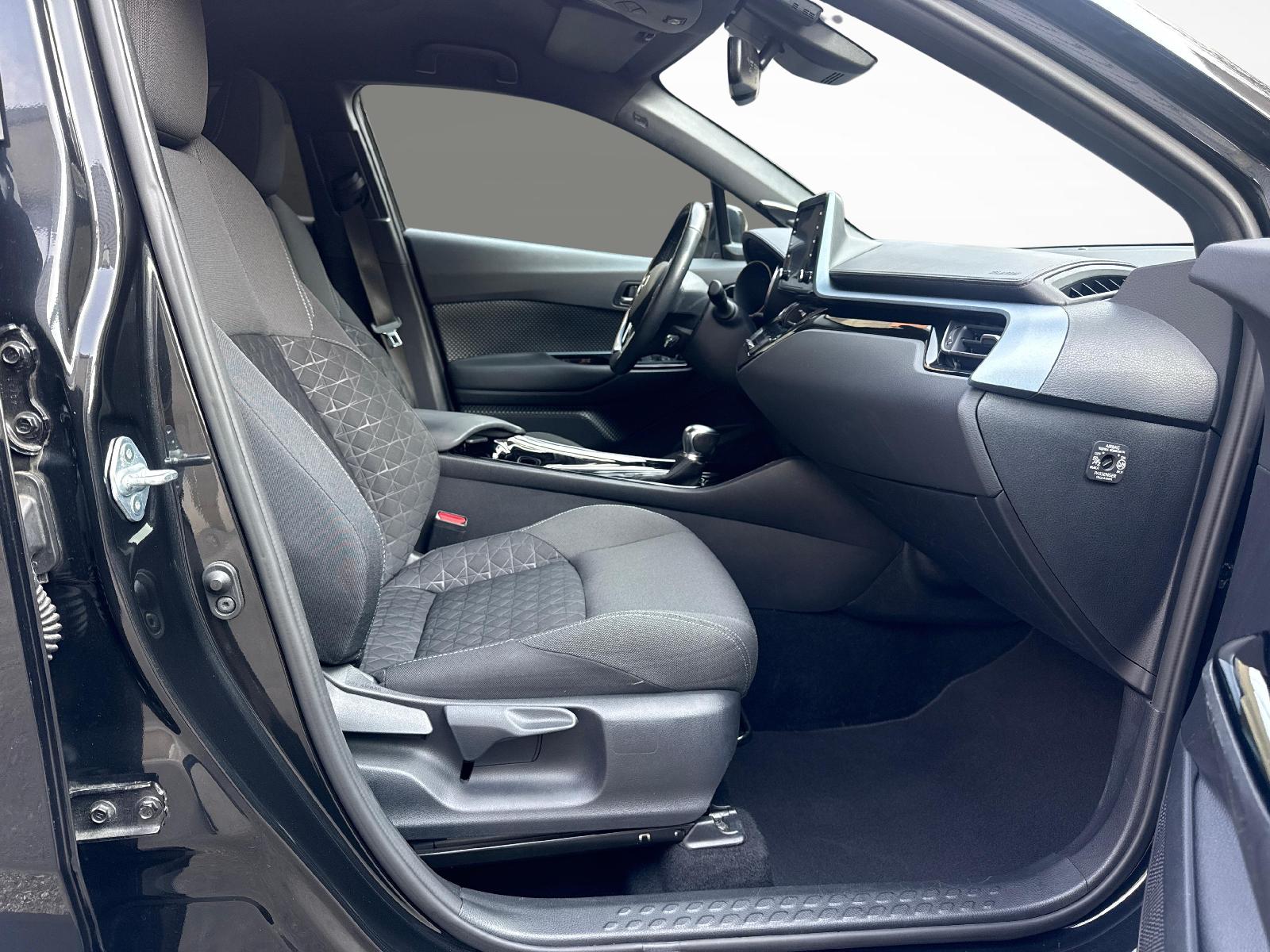 TOYOTA C-HR 2.0 VVTi HSD Trend-image-9