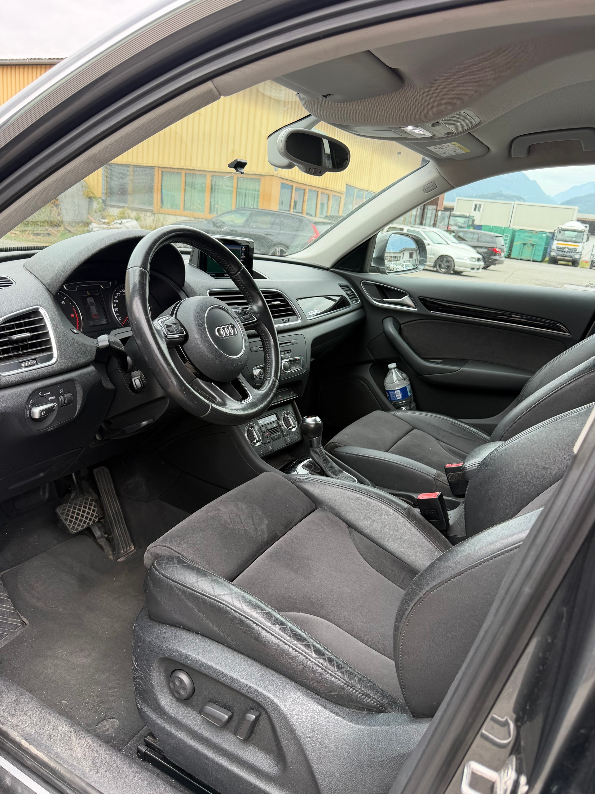 AUDI Q3 2.0 TDI S Line quattro S-tronic-image-8