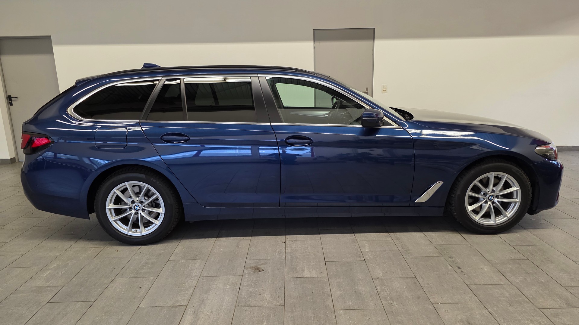 BMW 520d xDrive 48V Touring Steptronic-image-2