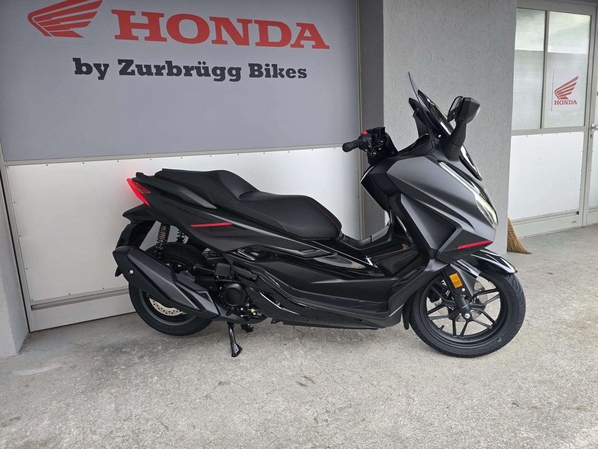 HONDA FORZA 350 Special Edition-showroom-element-3