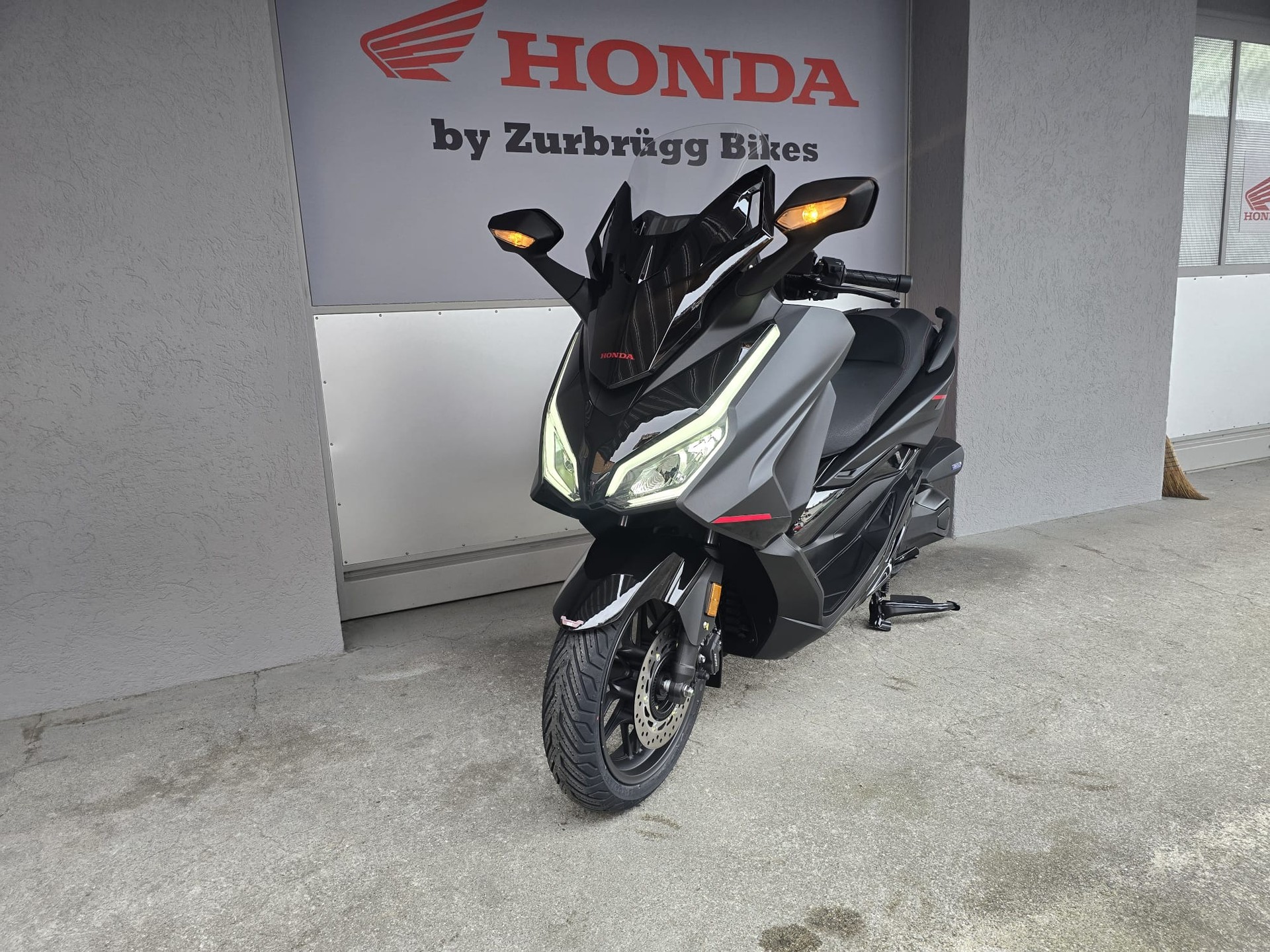HONDA FORZA 350 Special Edition-showroom-element-1