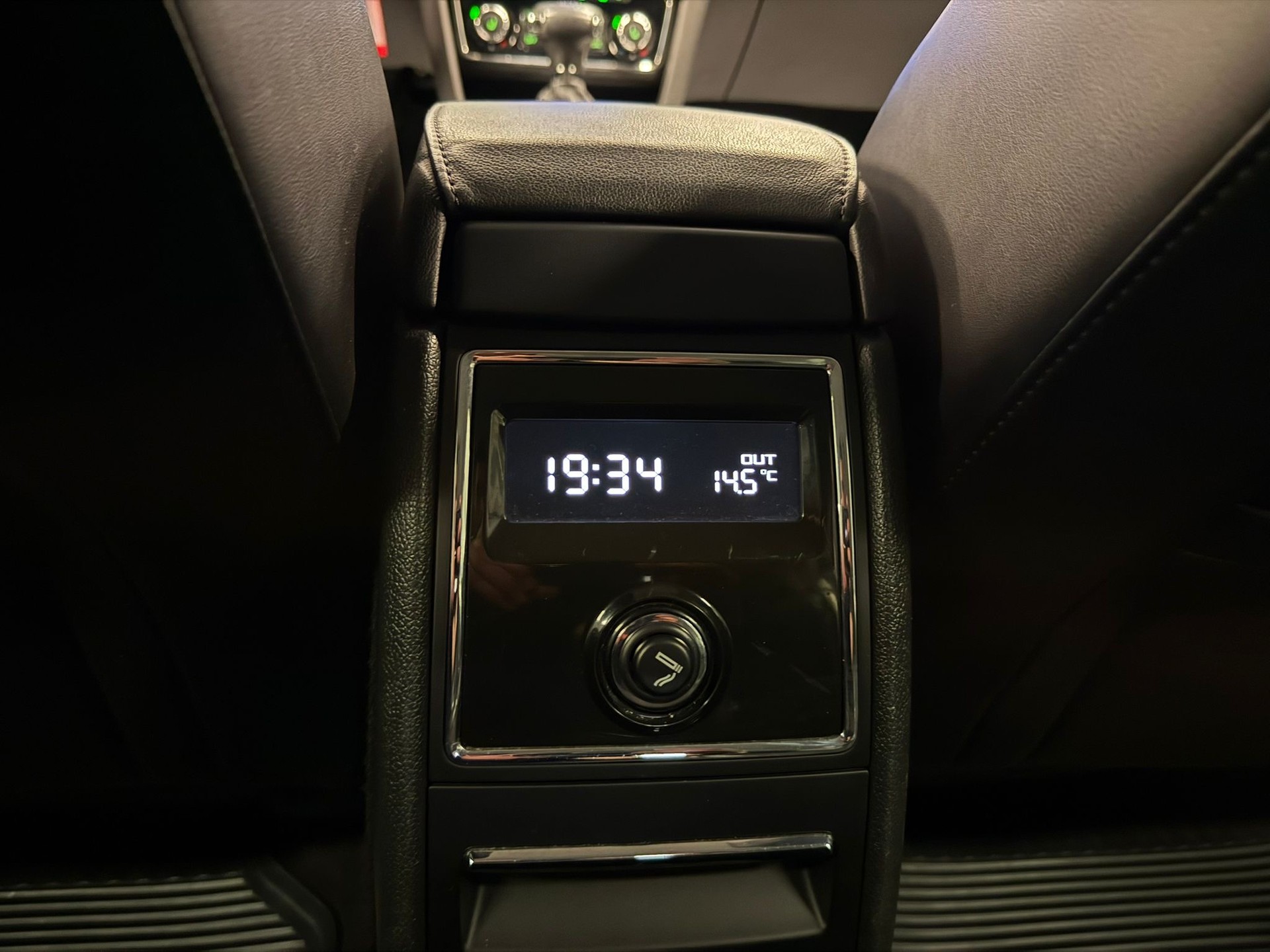 SKODA Superb 2.0 TDi Ambition DSG-image-18