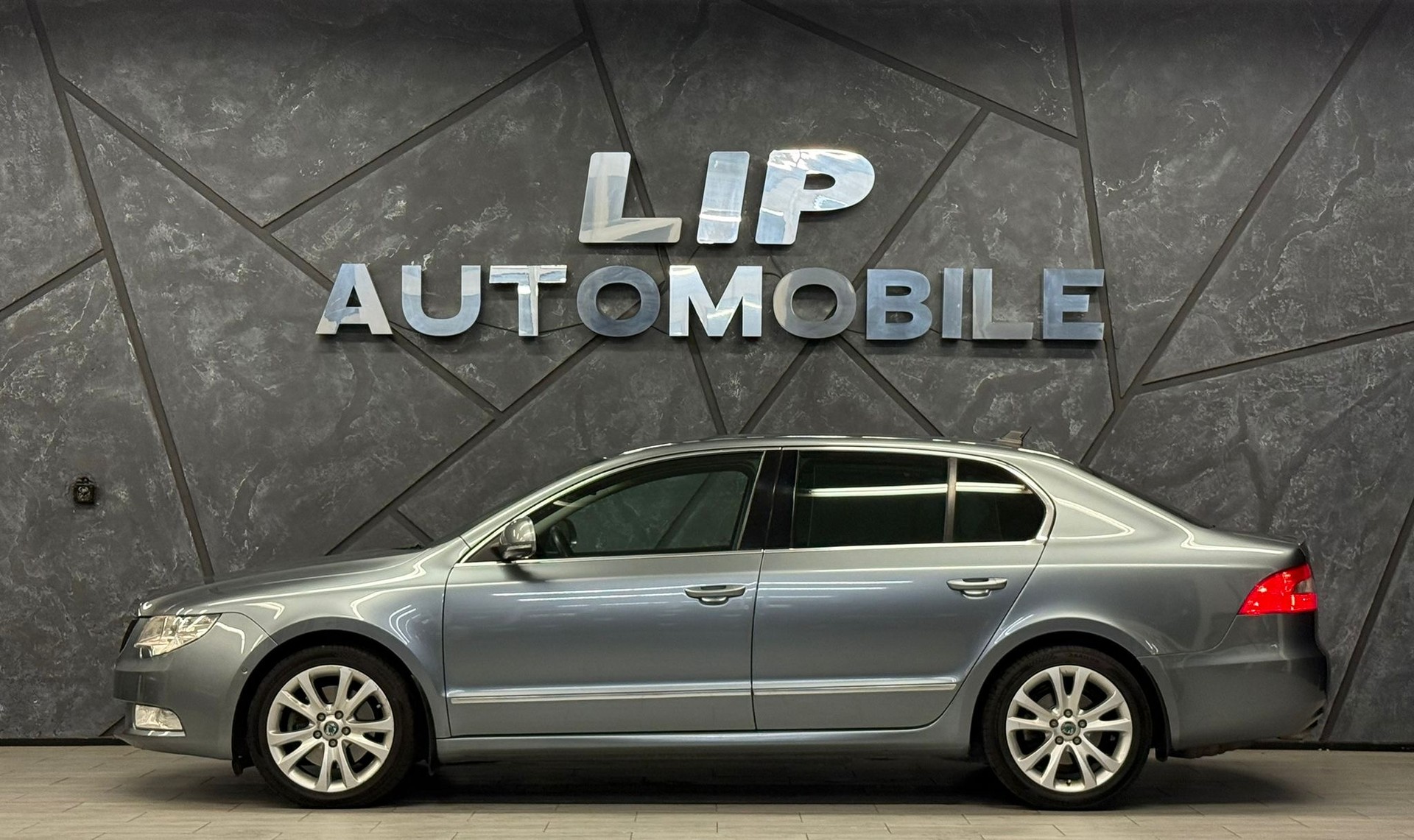 SKODA Superb 2.0 TDi Ambition DSG-image-4