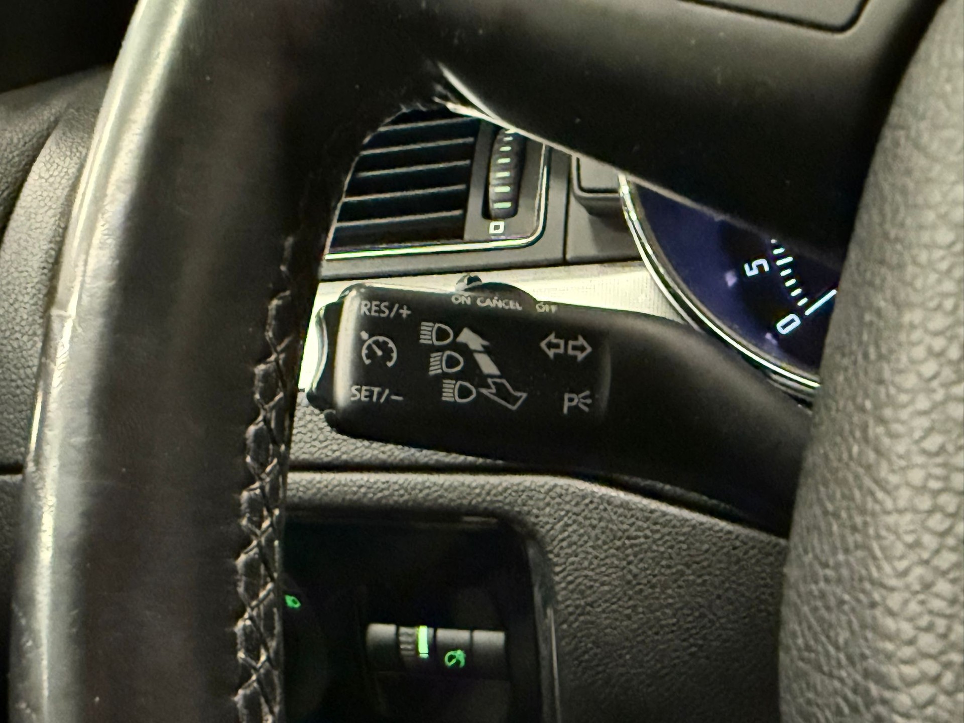SKODA Superb 2.0 TDi Ambition DSG-image-16