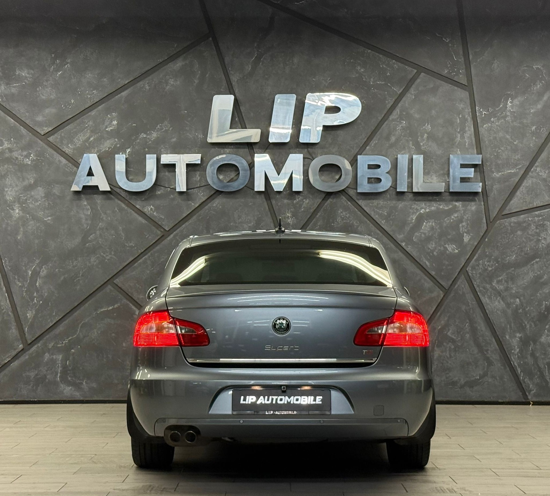 SKODA Superb 2.0 TDi Ambition DSG-image-6