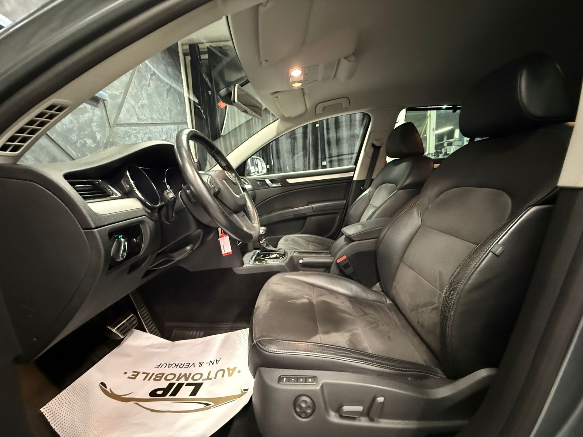 SKODA Superb 2.0 TDi Ambition DSG-image-10