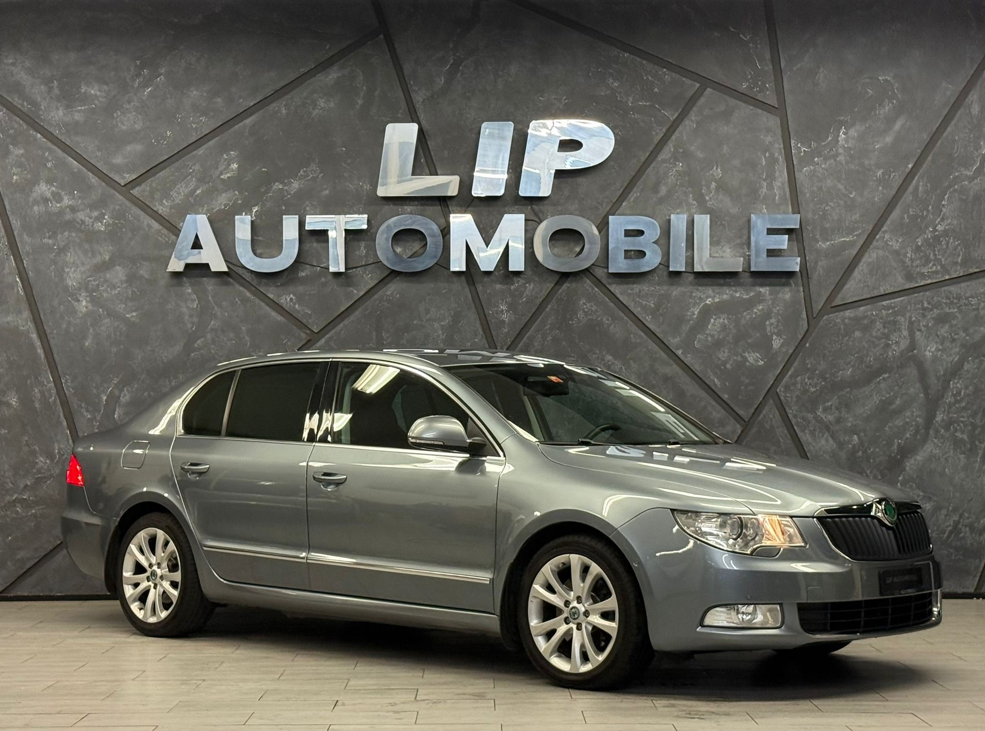 SKODA Superb 2.0 TDi Ambition DSG-image-2
