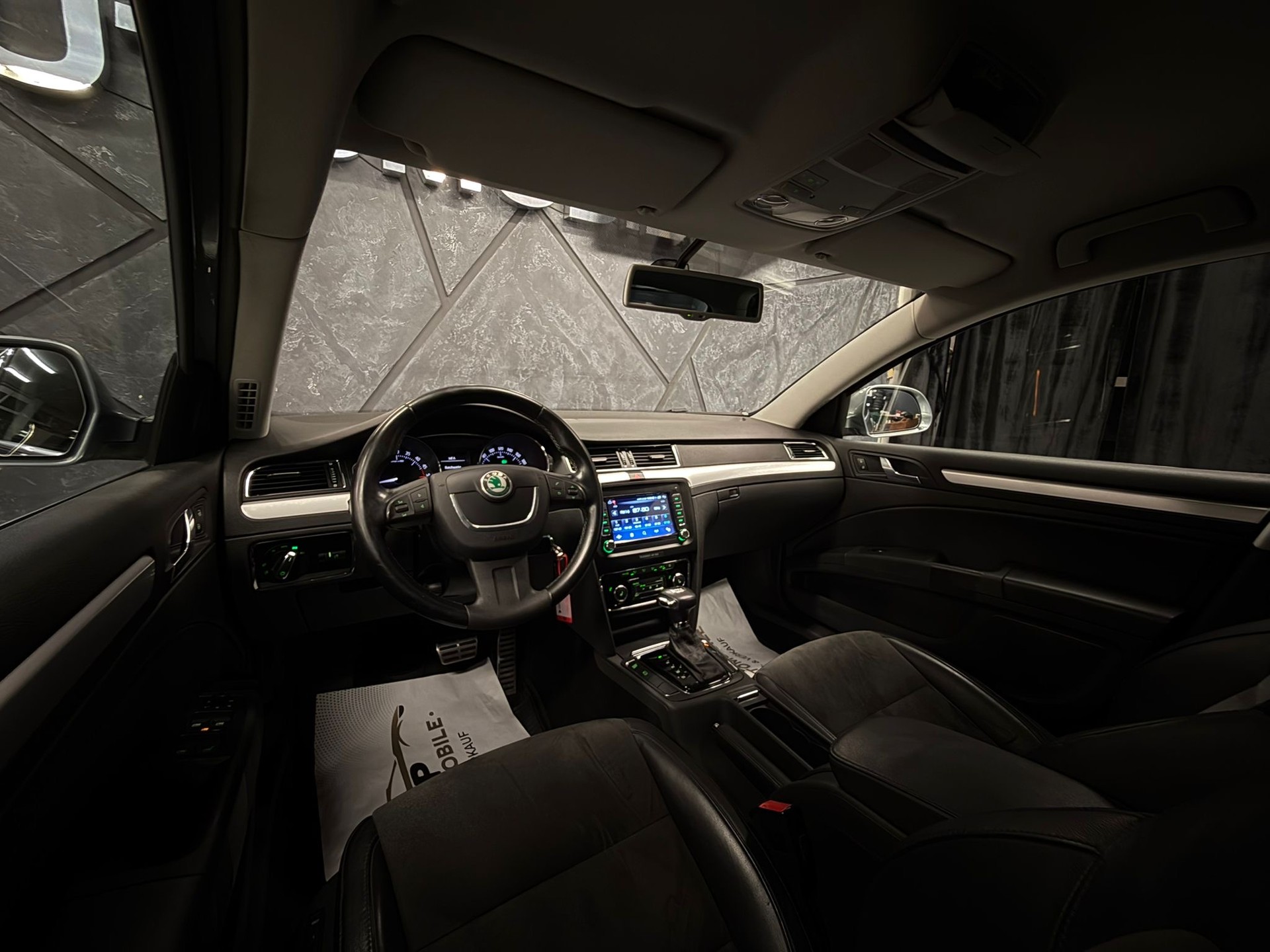 SKODA Superb 2.0 TDi Ambition DSG-image-9