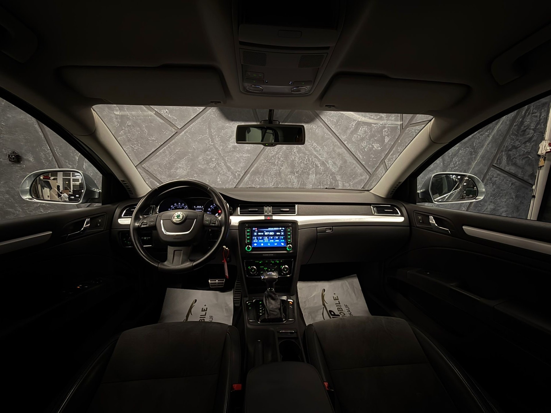 SKODA Superb 2.0 TDi Ambition DSG-image-8