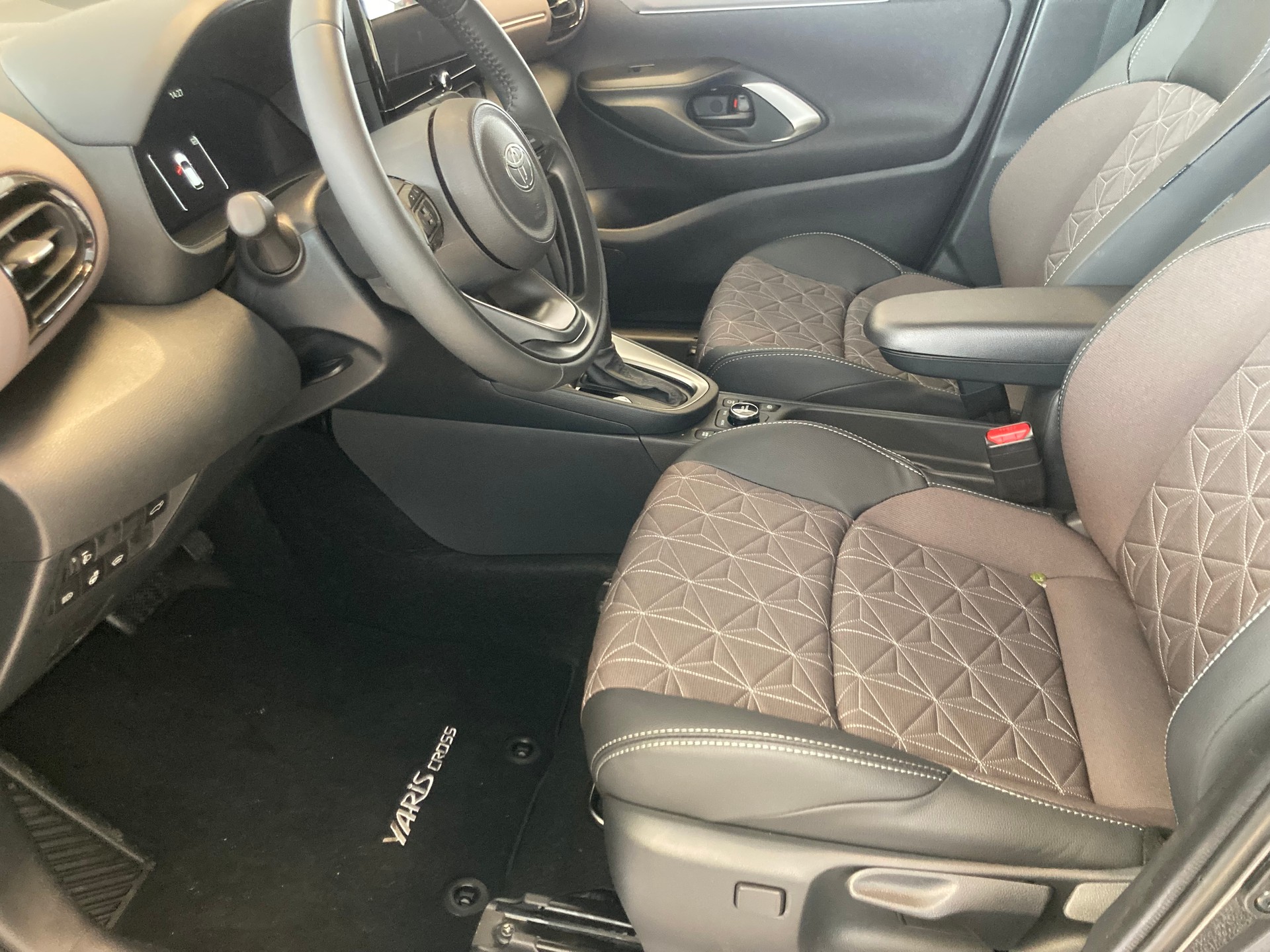 TOYOTA Yaris Cross 1.5 Premium AWDi e-CVT-image-7
