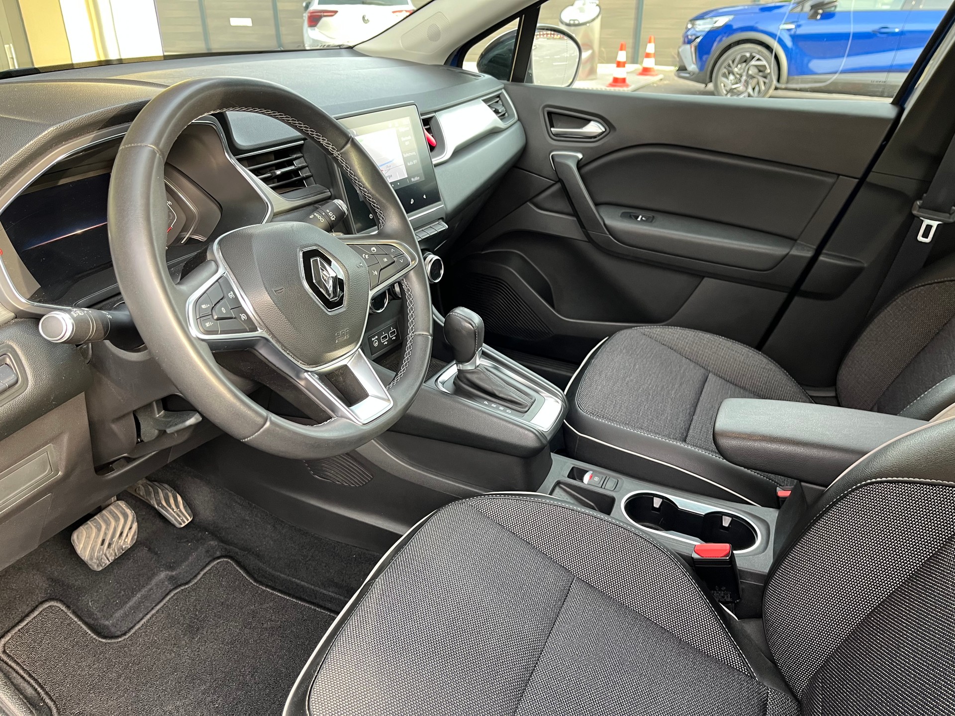 RENAULT CAPTUR-image-4