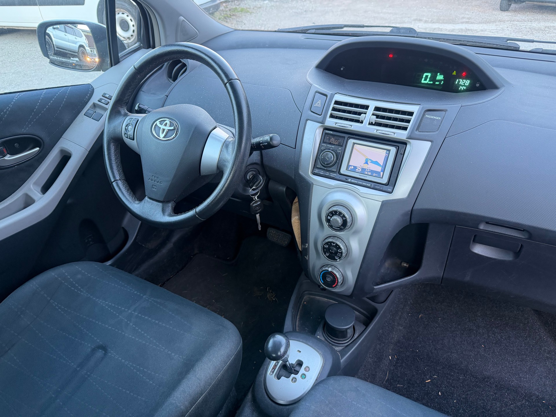TOYOTA Yaris 1.3 City-image-6