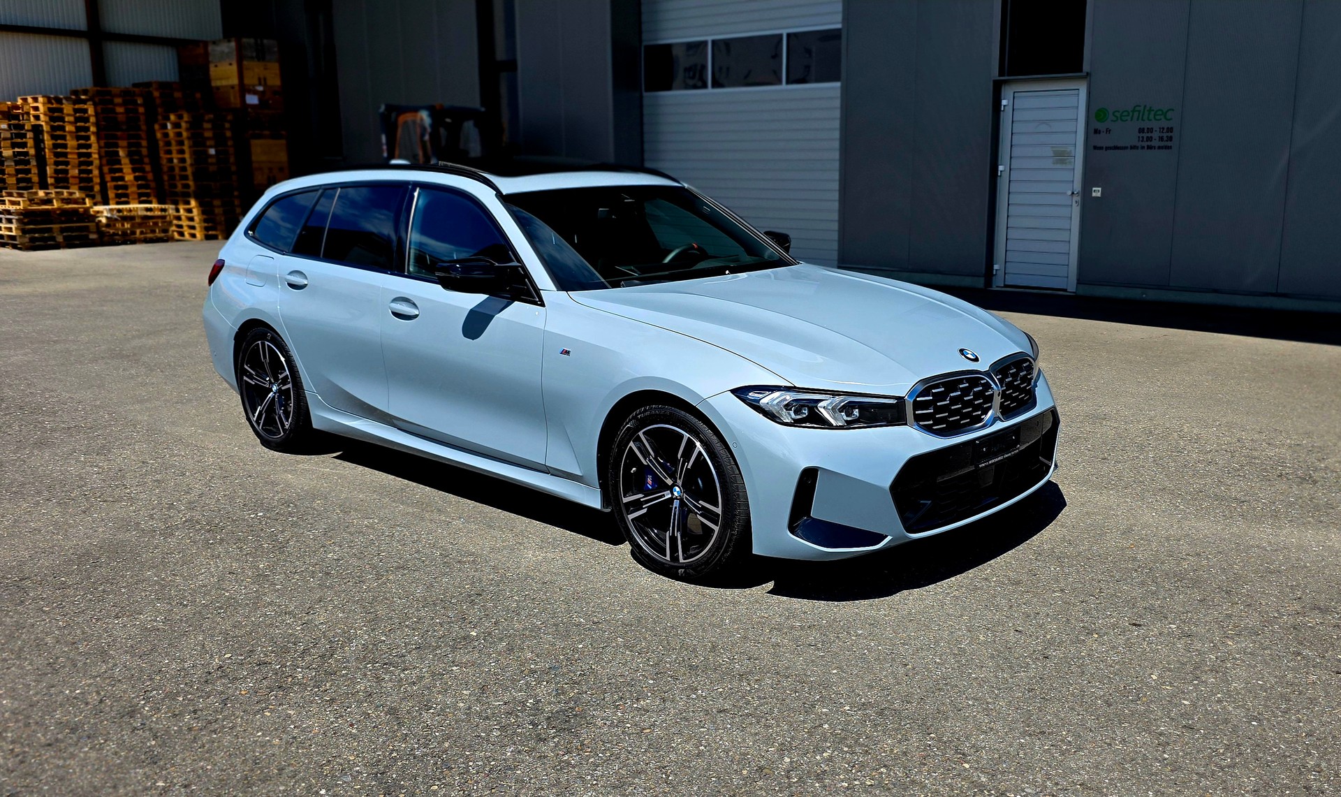 BMW M340i xDrive 48V Touring Steptronic *FACELIFT*EL. PANORAMA*DISTRONIC*BROOKLYN GRAU*ANHÄNGERKUPPLUNG*-image-0