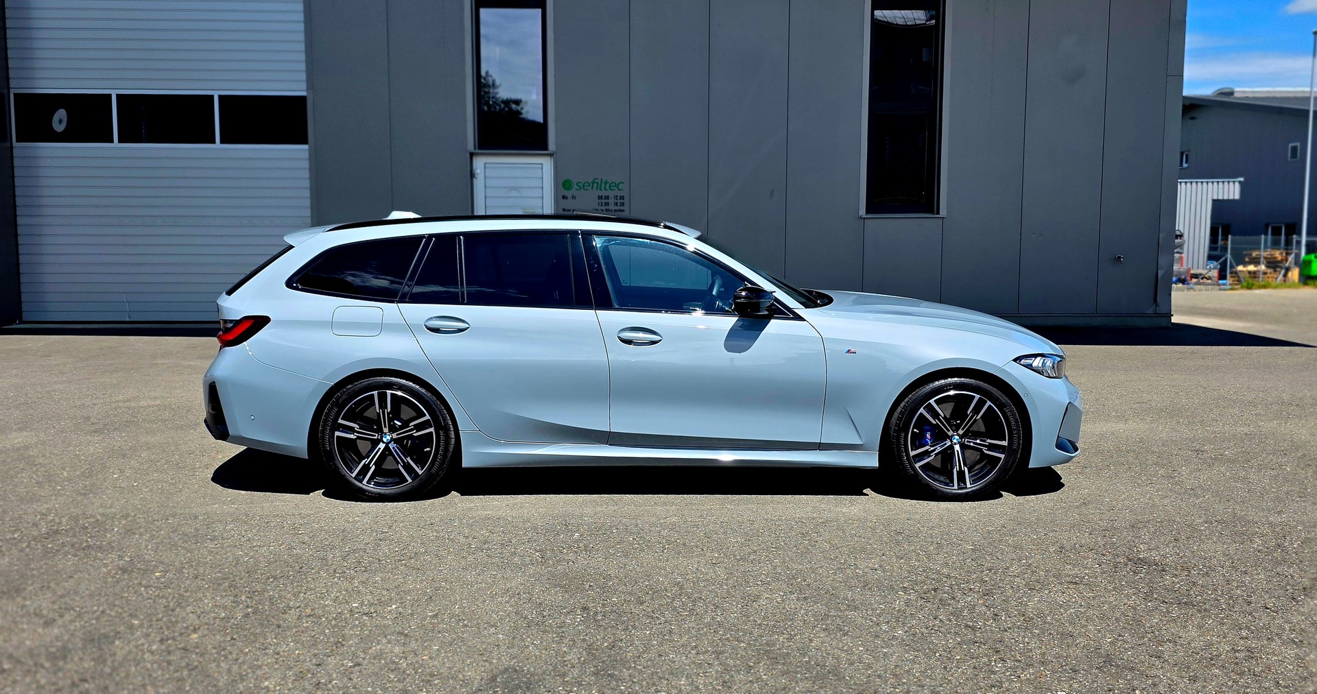 BMW M340i xDrive 48V Touring Steptronic *FACELIFT*EL. PANORAMA*DISTRONIC*BROOKLYN GRAU*ANHÄNGERKUPPLUNG*-image-1
